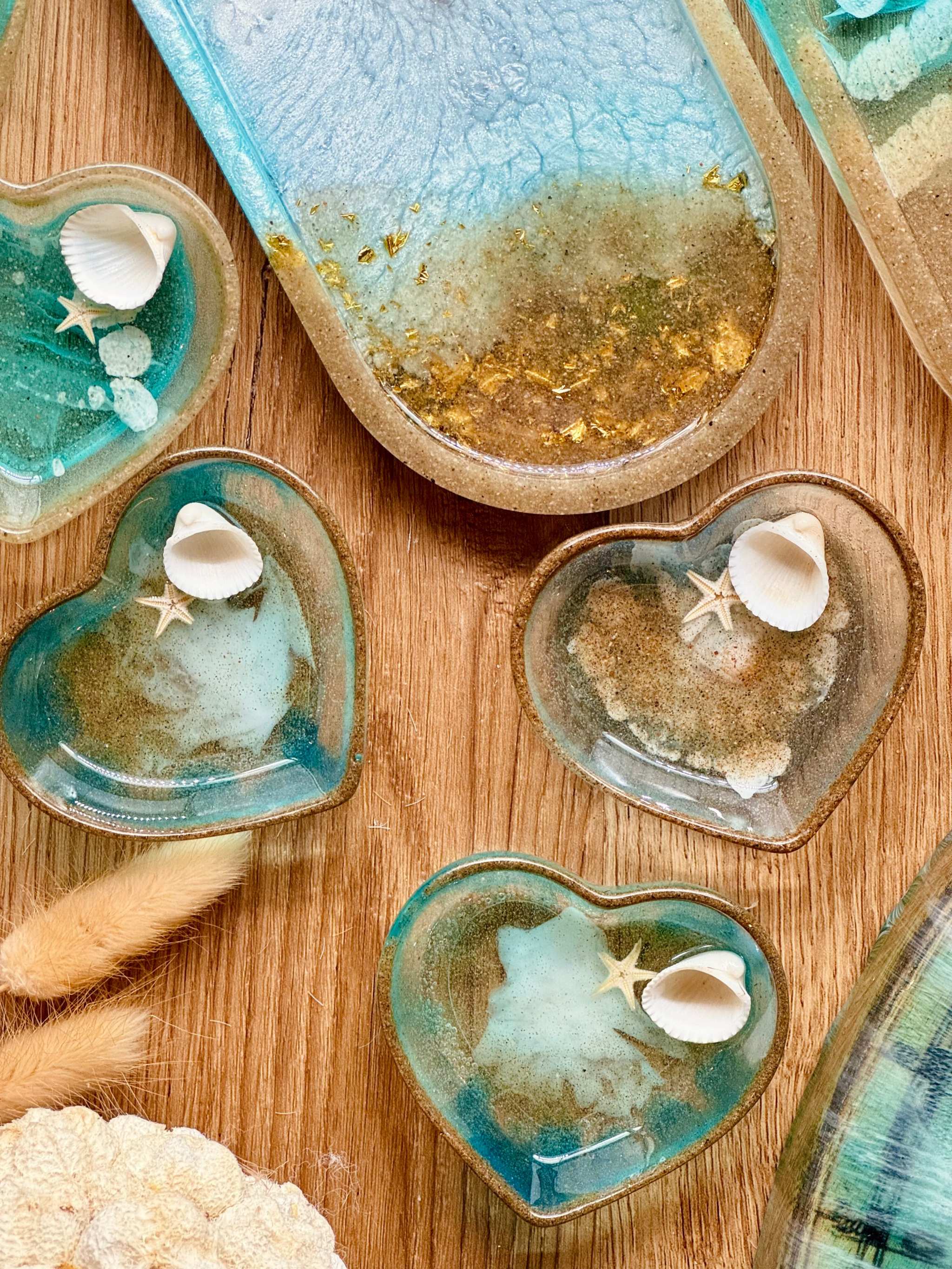 Handgemachte blaue Schmuckschalen aus Resin mit Muscheln in Herz- und Ovalform als Unikate, dekorativ und praktisch für Bad oder Schlafzimmer