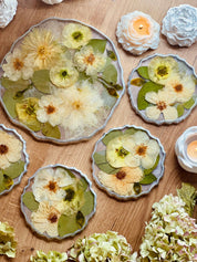 handgefertigte individuellen Untersetzer mit echten getrockneten Blumen aus Brautstrauß und Epoxidharz veredelt