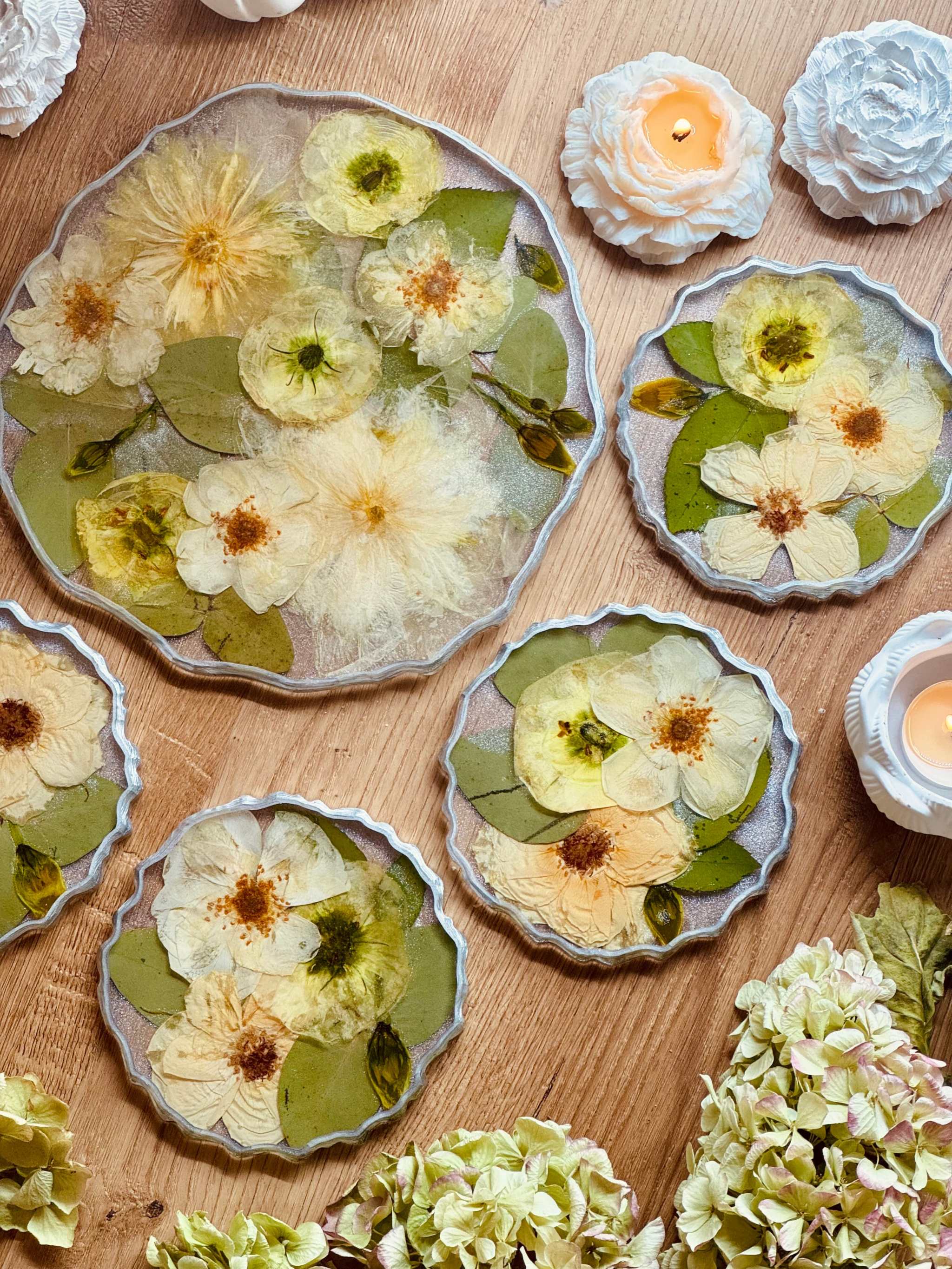 handgefertigte individuellen Untersetzer mit echten getrockneten Blumen aus Brautstrauß und Epoxidharz veredelt