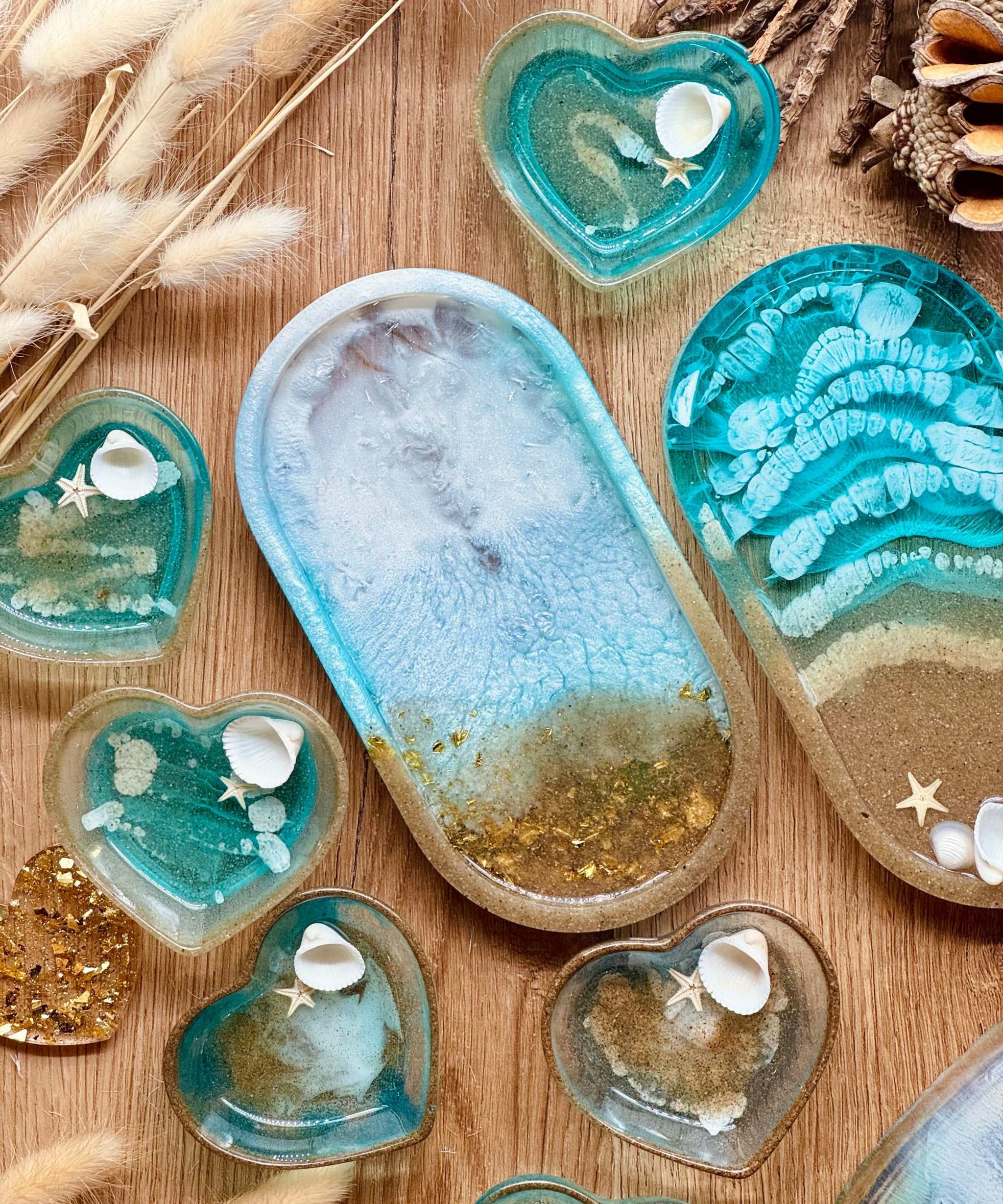 handgemachte blaue schmuckschalen aus resin mit muscheln in verschiedenen formen und größen als unikate