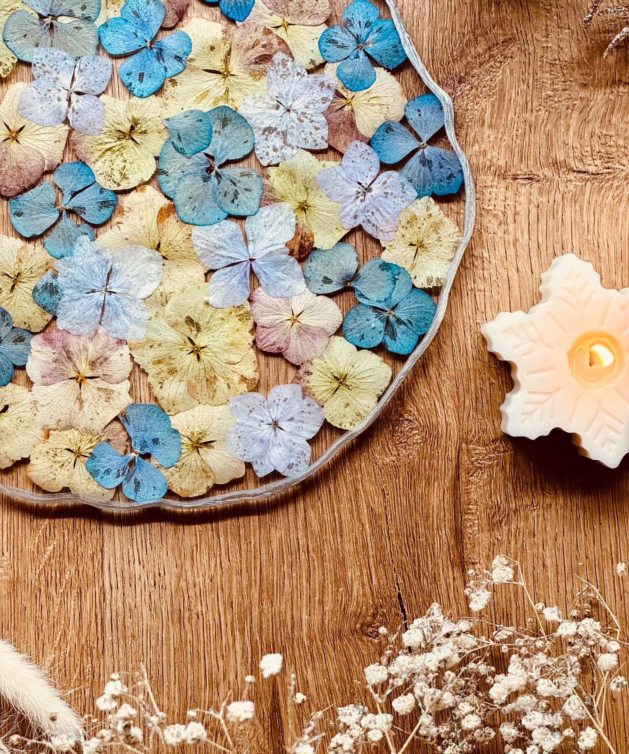 Handgemachtes Tablett aus Resin mit bunten Hortensien und silbernen Details, ca. 23 cm groß