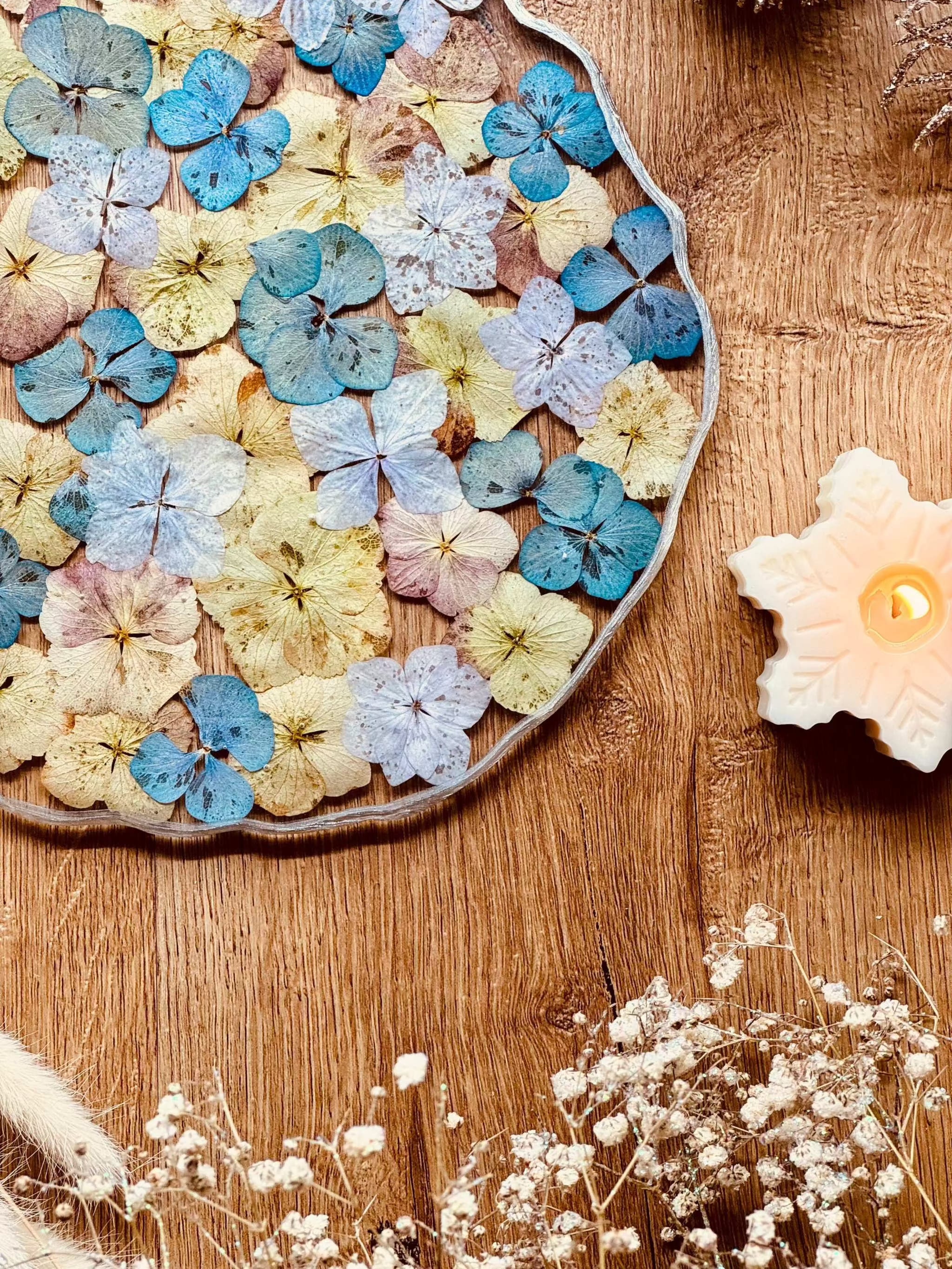 Handgemachtes Tablett aus Resin mit bunten Hortensien und silbernen Details, ca. 23 cm groß