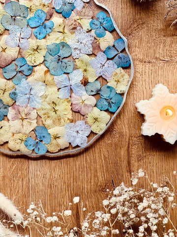 Tablett aus Resin mit Hortensien und silbernen Details