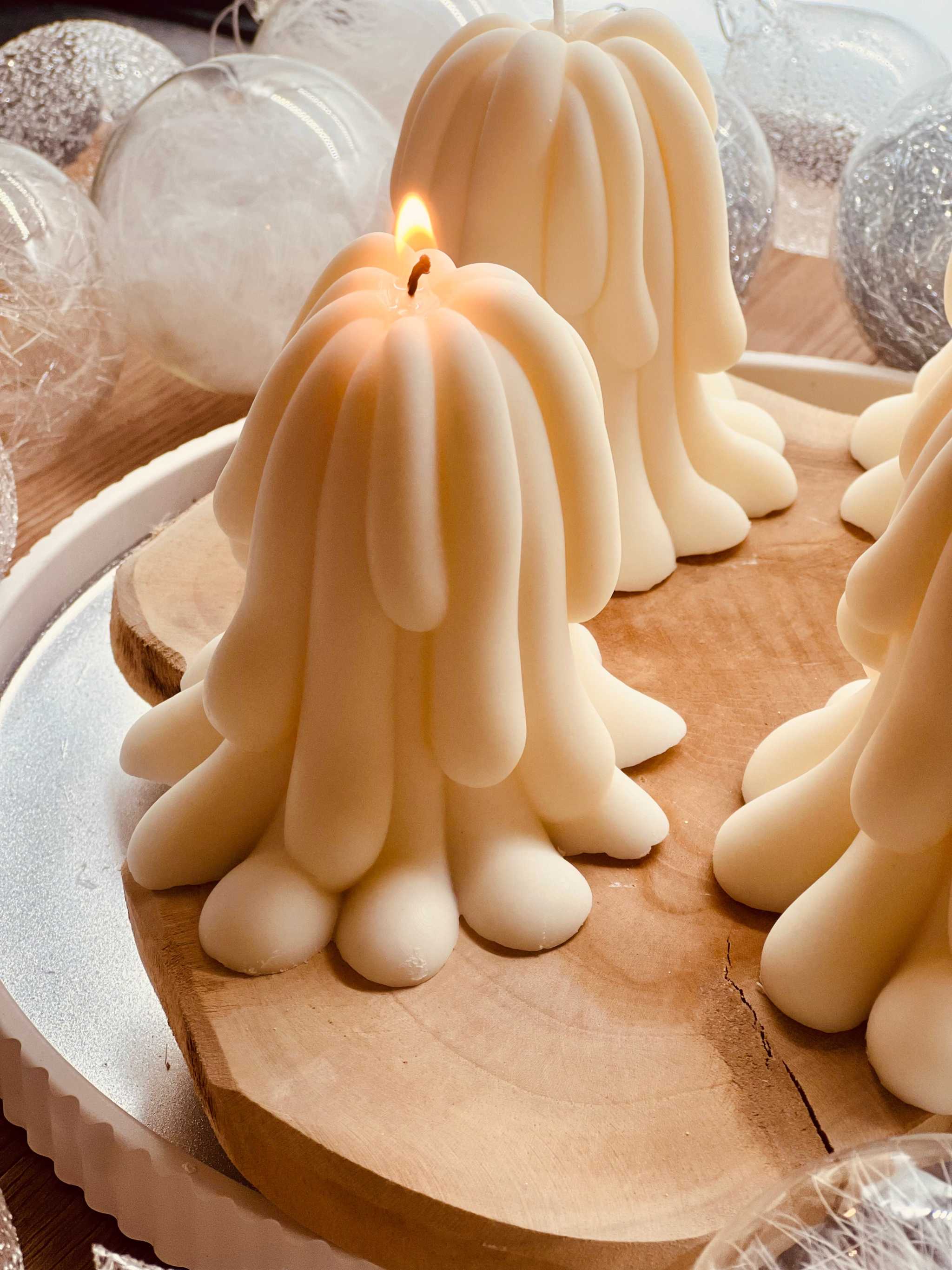 Hochwertige Kerze aus Rapswachs in kreativer Form, vegan und handgefertigt – ein schönes Geschenk für nachhaltige Dekofans.