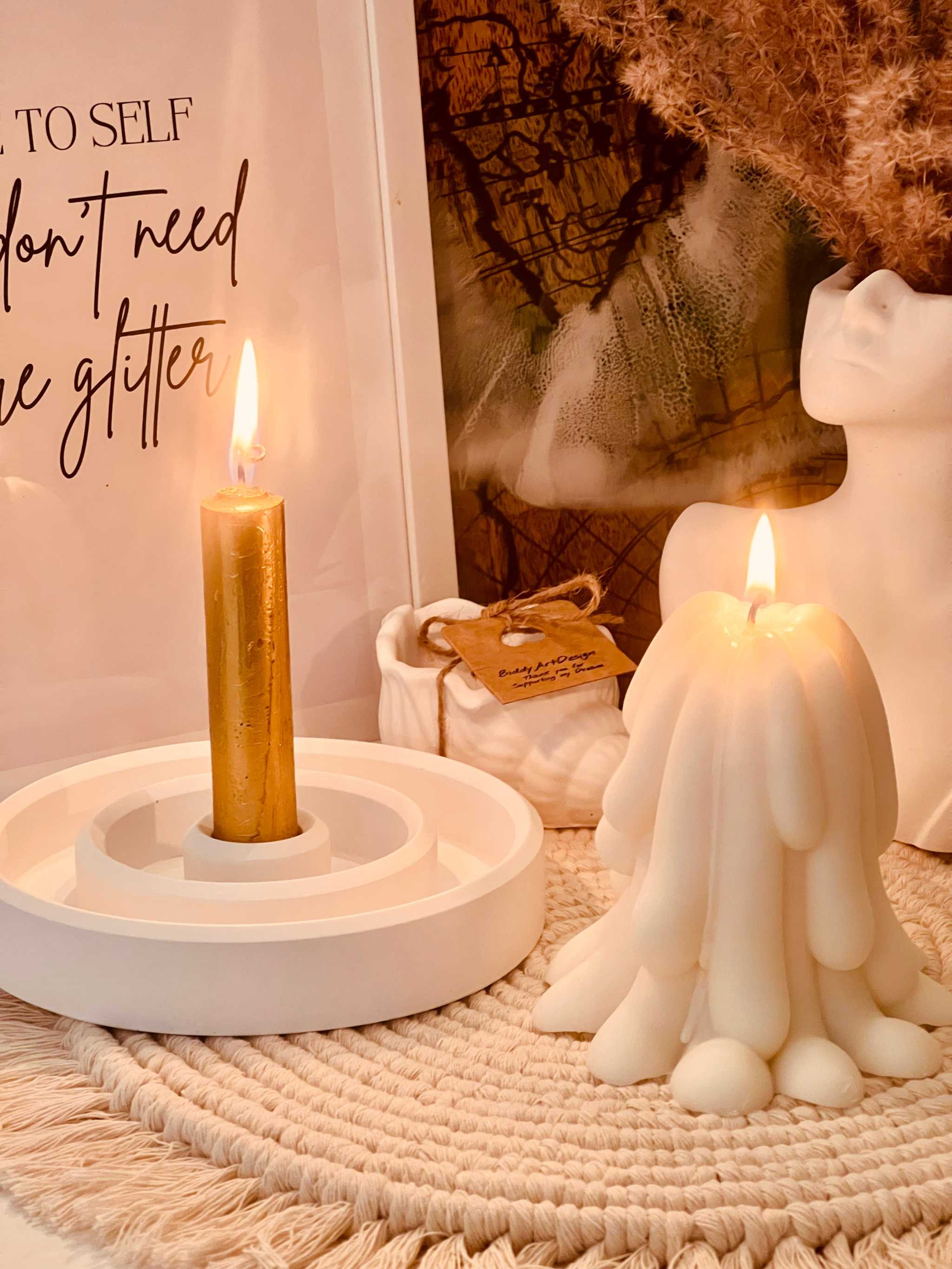 
Vegane Rapswachskerze in besonderem Design, handgemacht und ideal als nachhaltiges Geschenk oder modernes Wohn-Accessoire.