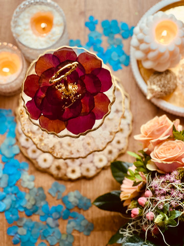 Etagere aus Resin mit getrockneten Rosen, Blüten und Hortensien mit Gold
