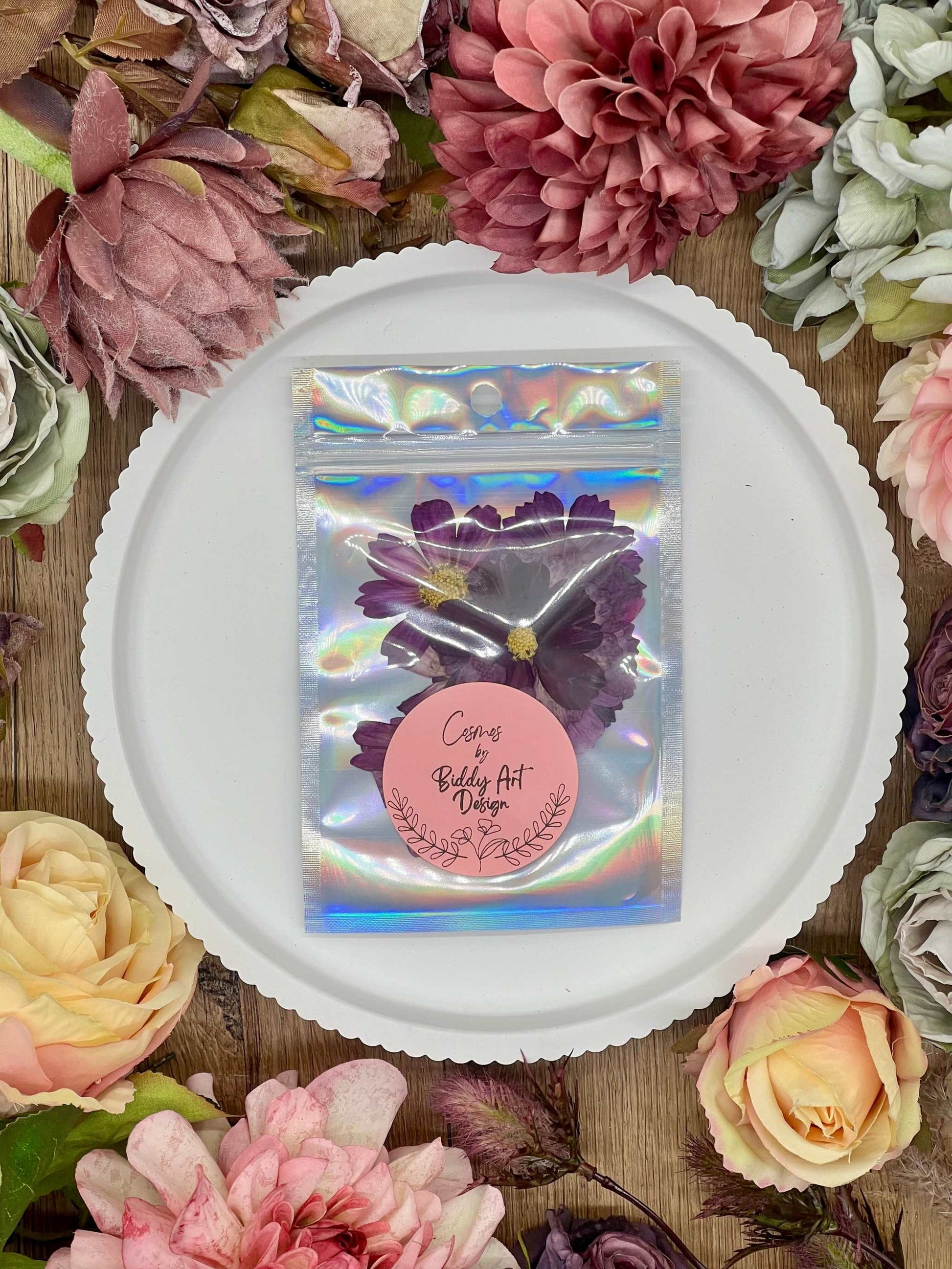 Naturgetreue, selbstgetrocknete pinke Blumen und Blüten, ideal für Resin Art, Bastelprojekte oder als liebevolle Dekoration.
Einzigartige, sorgfältig getrocknete Blumen und Blüten in authentischen Farben, geeignet für kreative Kunstwerke oder als dezente Deko.
