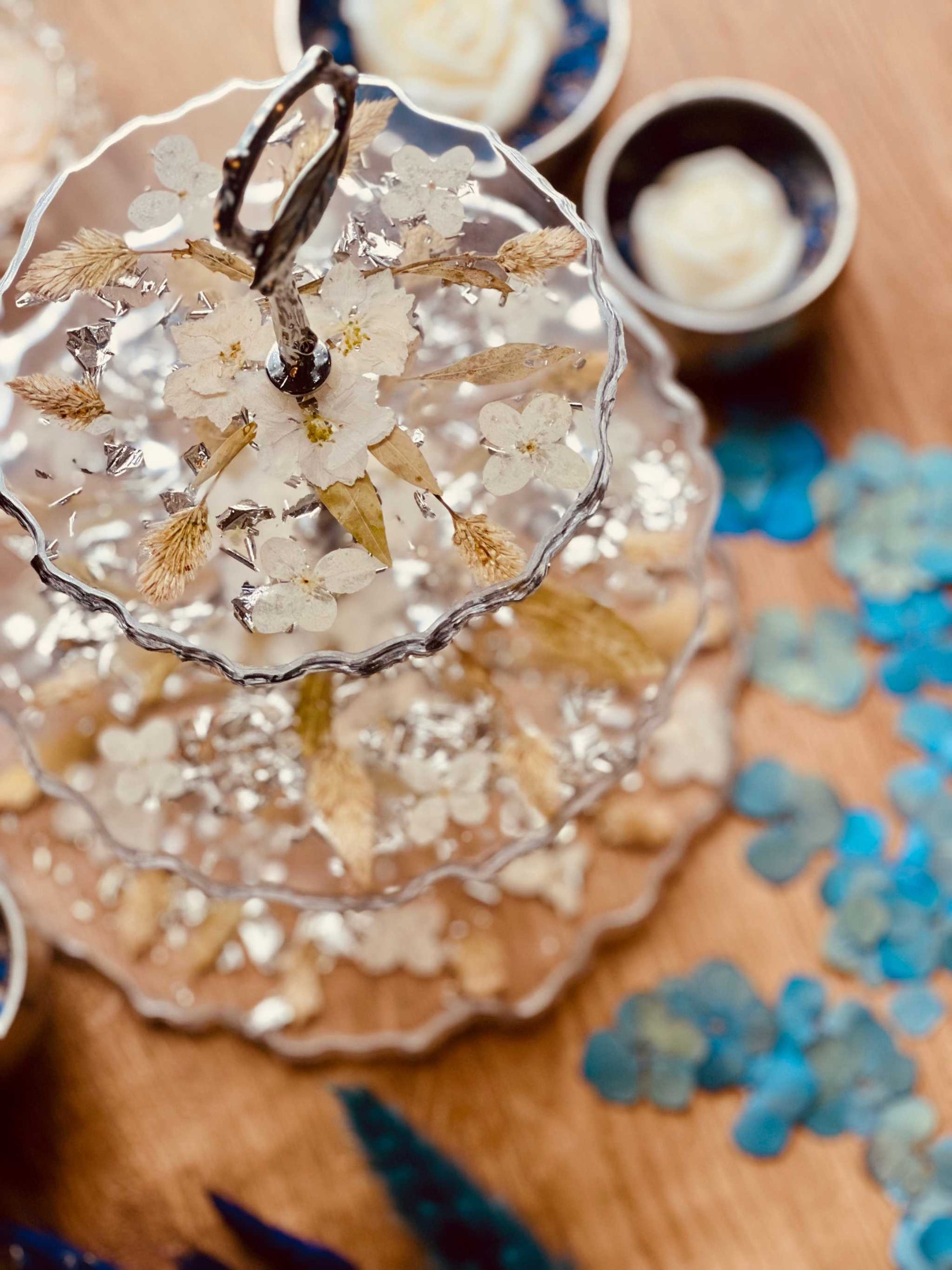 Detail. Hier wurden die Blumen für eine Resin Etagere verwendet. Naturgetreue, selbstgetrocknete Blumen und Blüten, ideal für Resin Art und Bastelprojekte. Diese sorgfältig getrockneten Blüten in authentischen Farben sind geeignet für kreative Kunstwerke.