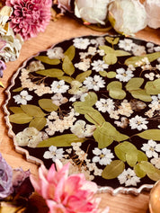 Schwarzes handgemachtes Resin Tablett mit Hortensien, Eukalyptus und silbernen Details