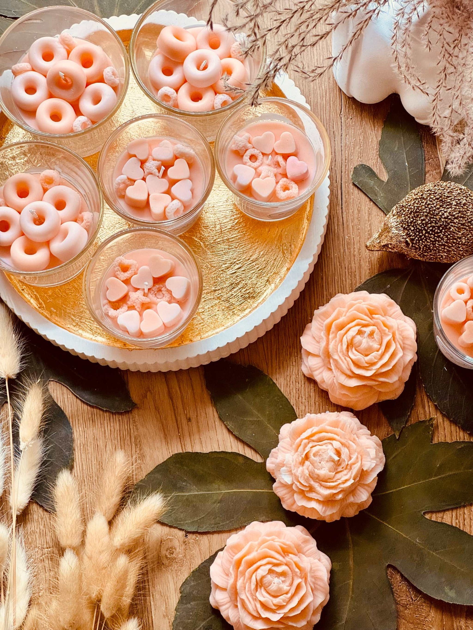 Duftkerze im Glas in zartem Rosa und Pink mit verspielter Verzierung aus Wachssüßigkeiten – ein originelles Geschenk und duftende Deko