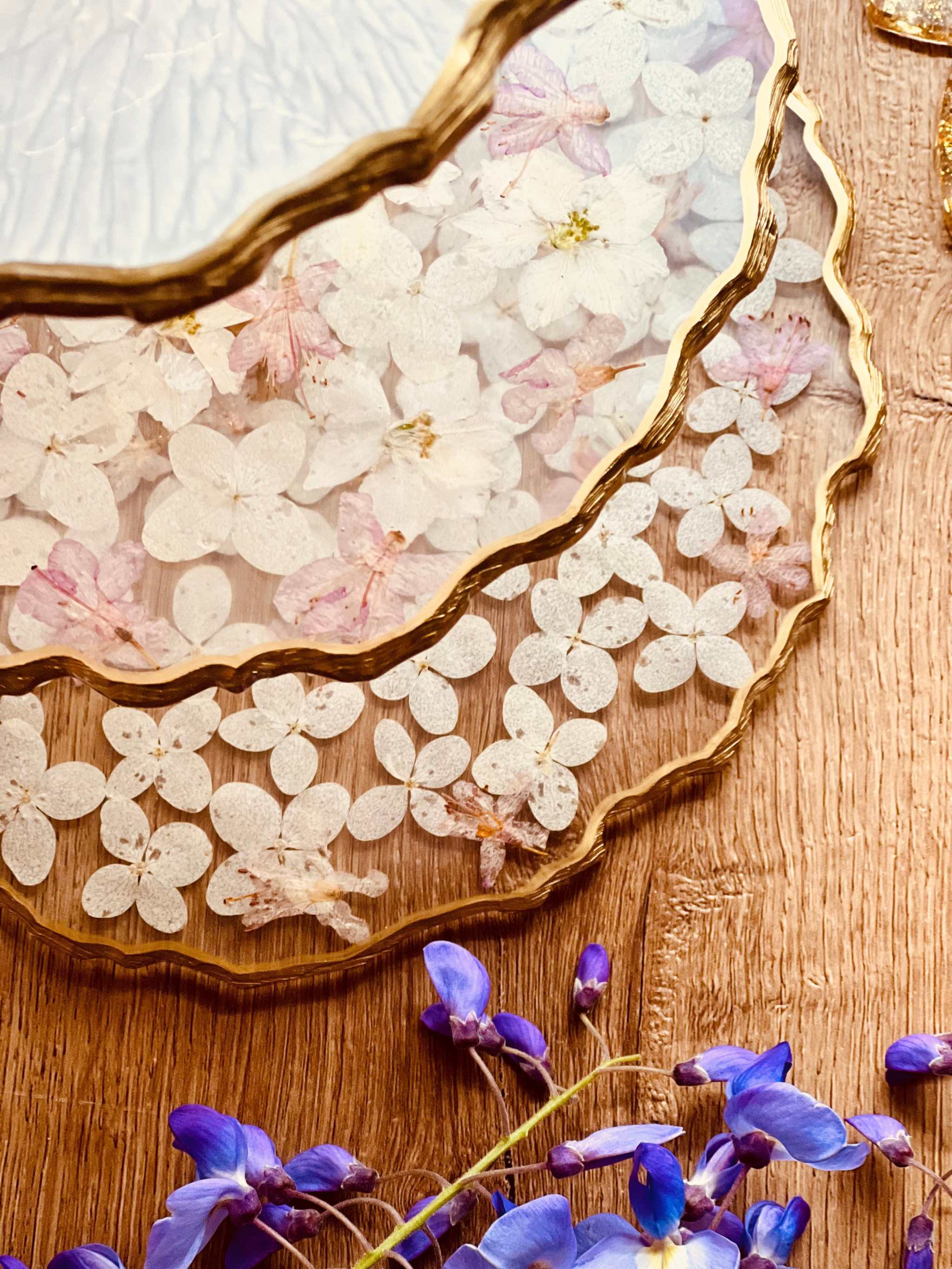 Perfekt für Resin Art – diese getrockneten Blumen lassen sich ideal in Epoxidharz einarbeiten und verleihen Schmuck oder Tabletts eine besondere Note.