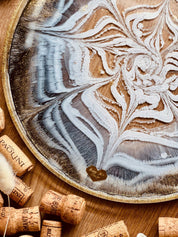 handgemachtes schwarzes und weißes Tablett aus Resin mit goldenen Details und einzigartigem Muster