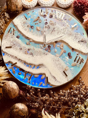 Handgemachte Resin Uhr mit Muscheln, Meereswellen und holographischem Design, 40 cm Durchmesser, einzigartiges Unikat