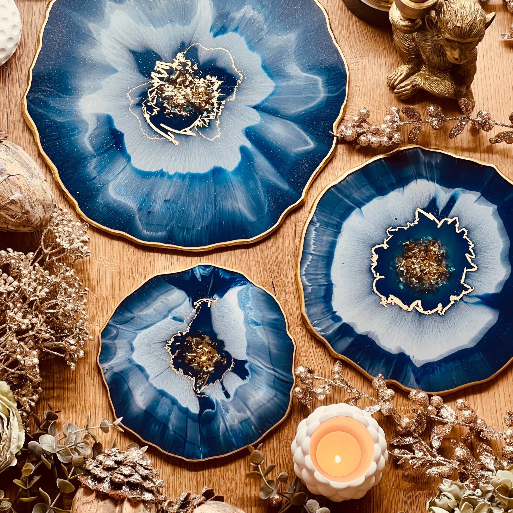 Tablett aus Resin in blau mit goldenen Details