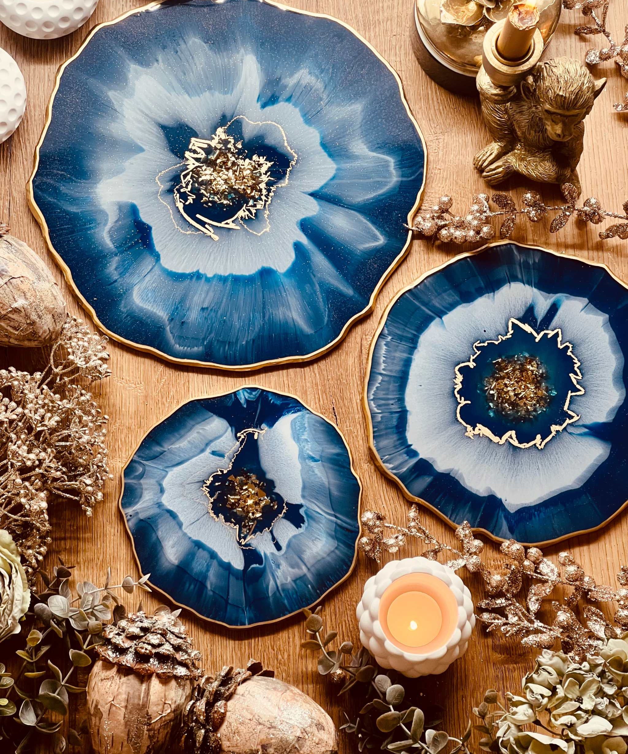 blaues handgemachtes Tablett aus Resin mit goldenen Details als dekoratives Unikat in verschiedenen Größen