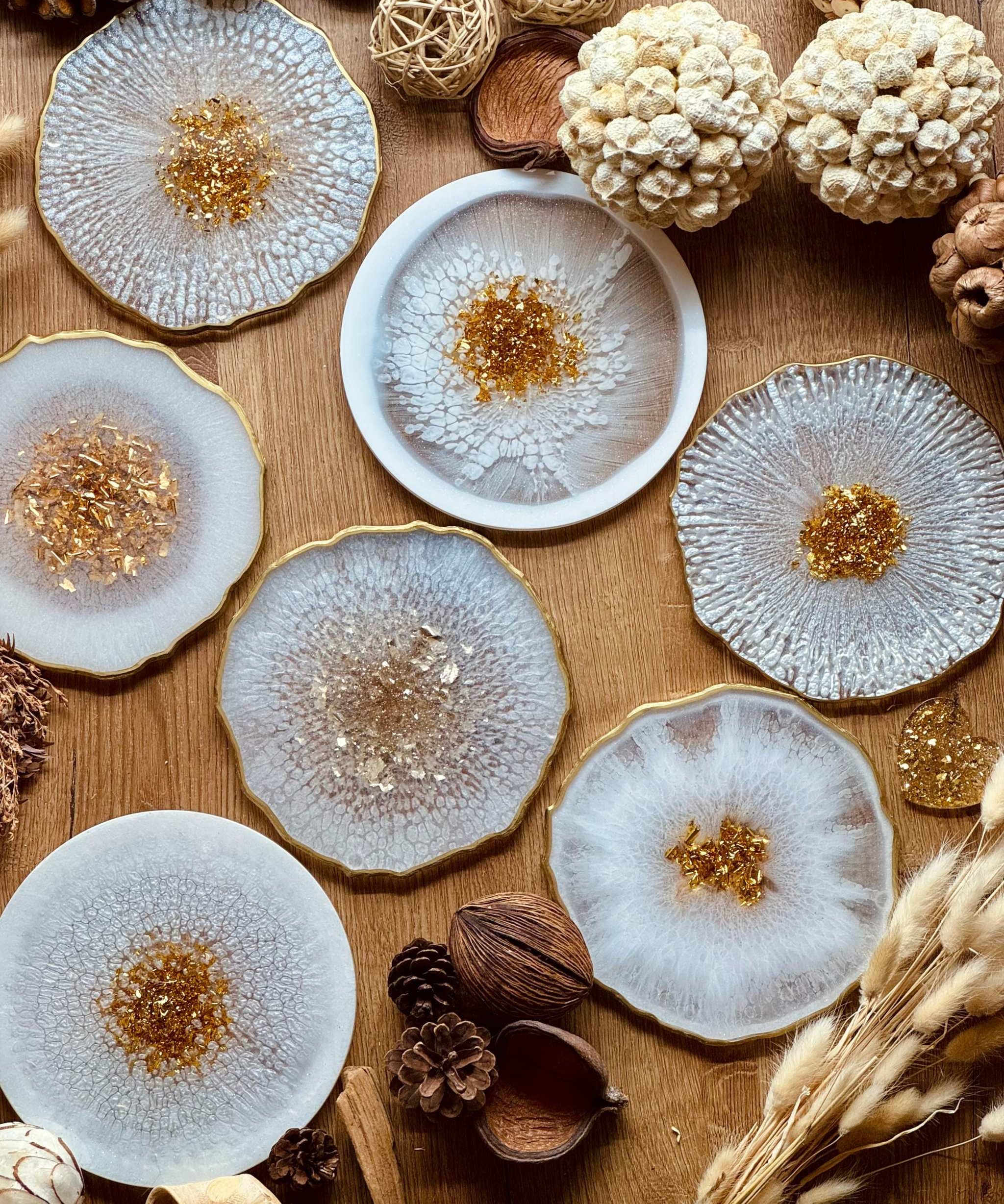 Handgemachtes weißes Resin Tablett mit goldenen Details als dekoratives Unikat auf Holztisch