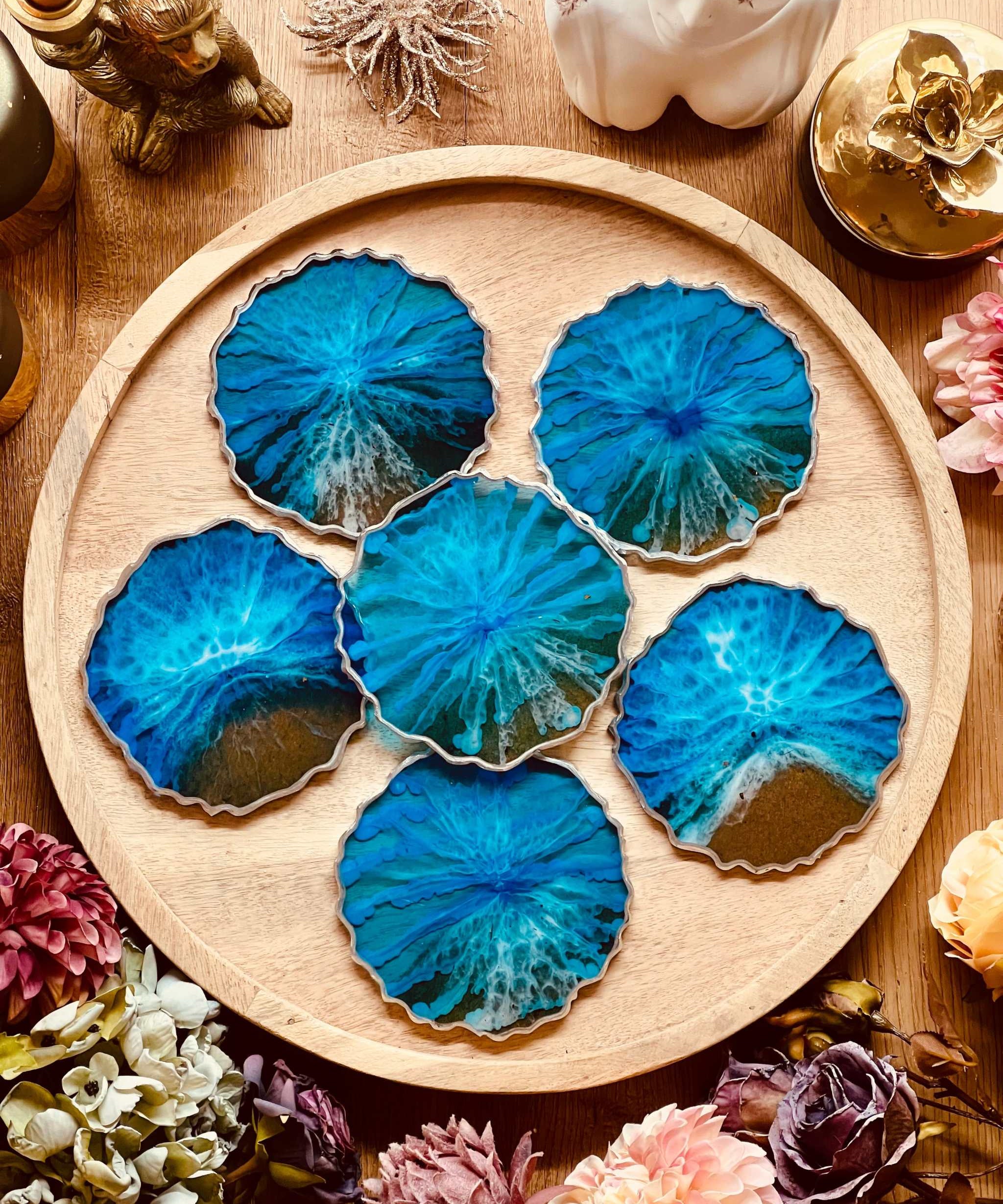Sechs handgemachte blaue Untersetzer aus Resin mit silbernen Details im Ocean Design auf Holztablett