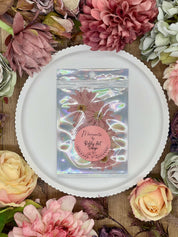 Schön verpackte, handgetrocknete Blumen, perfekt für Kunstprojekte und als kreatives Bastelzubehör, mit nachhaltigem Flair. Dekorative Verpackung mit handverlesenen Blumen, ideal für DIY-Projekte oder als kreatives Kunstzubehör.