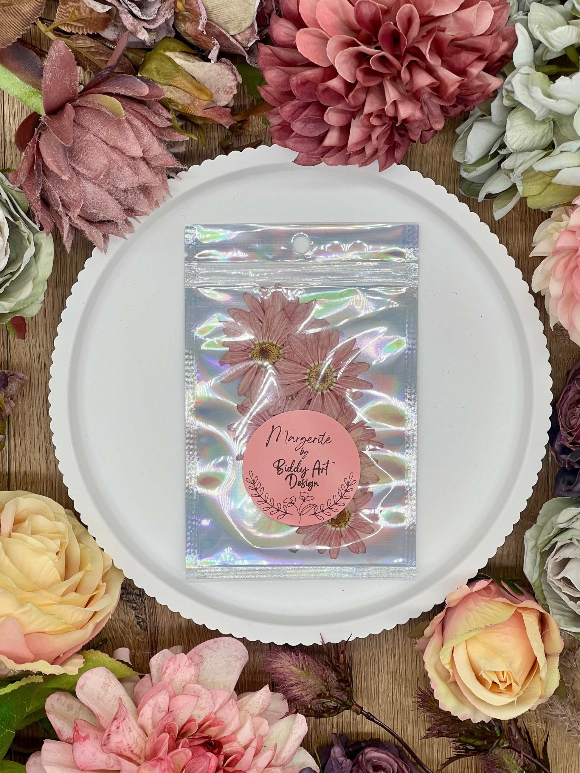 Schön verpackte, handgetrocknete Blumen, perfekt für Kunstprojekte und als kreatives Bastelzubehör, mit nachhaltigem Flair. Dekorative Verpackung mit handverlesenen Blumen, ideal für DIY-Projekte oder als kreatives Kunstzubehör.