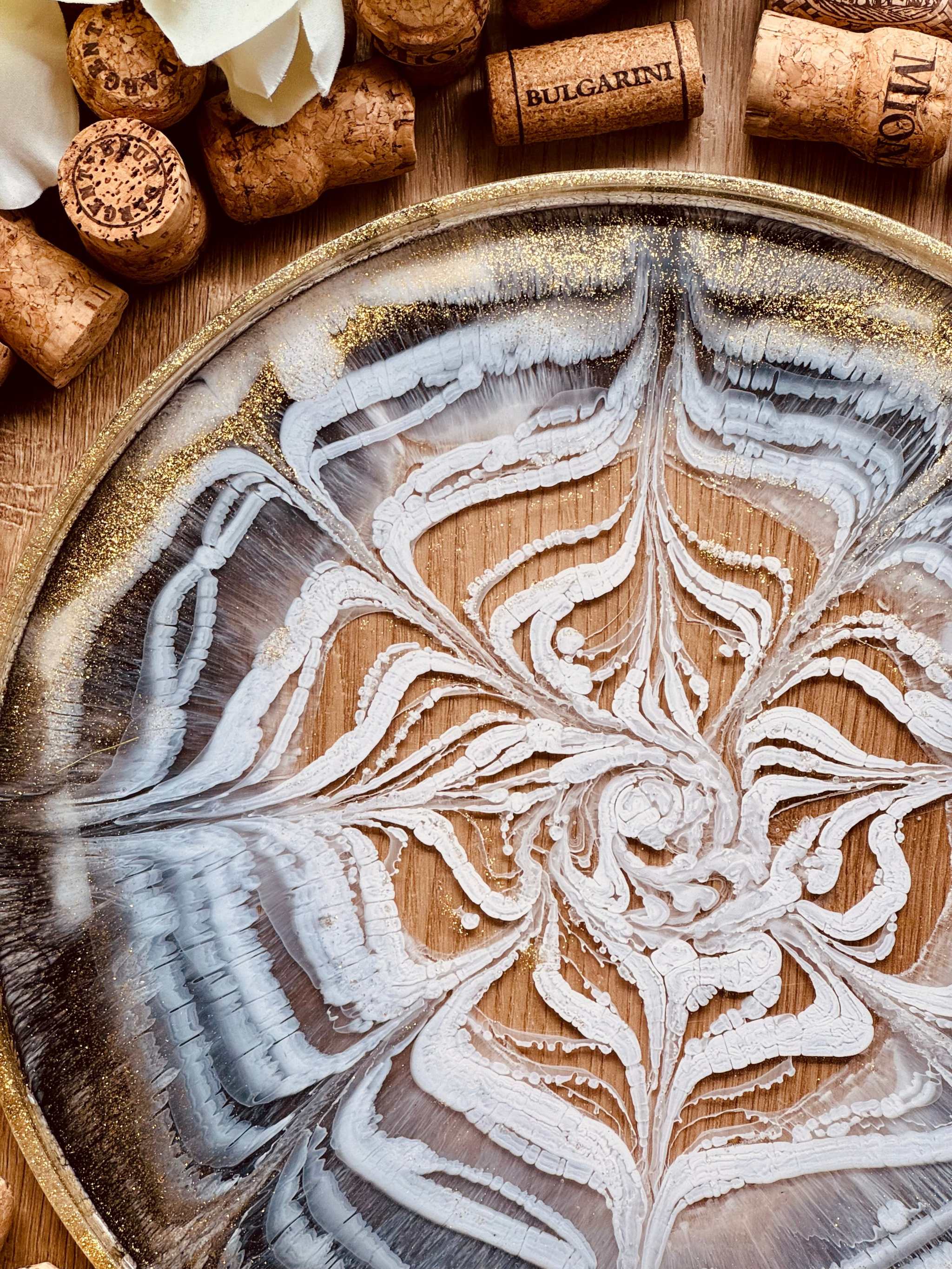 handgemachtes schwarzes und weißes Tablett aus Resin mit goldenen Details und einzigartigem Muster