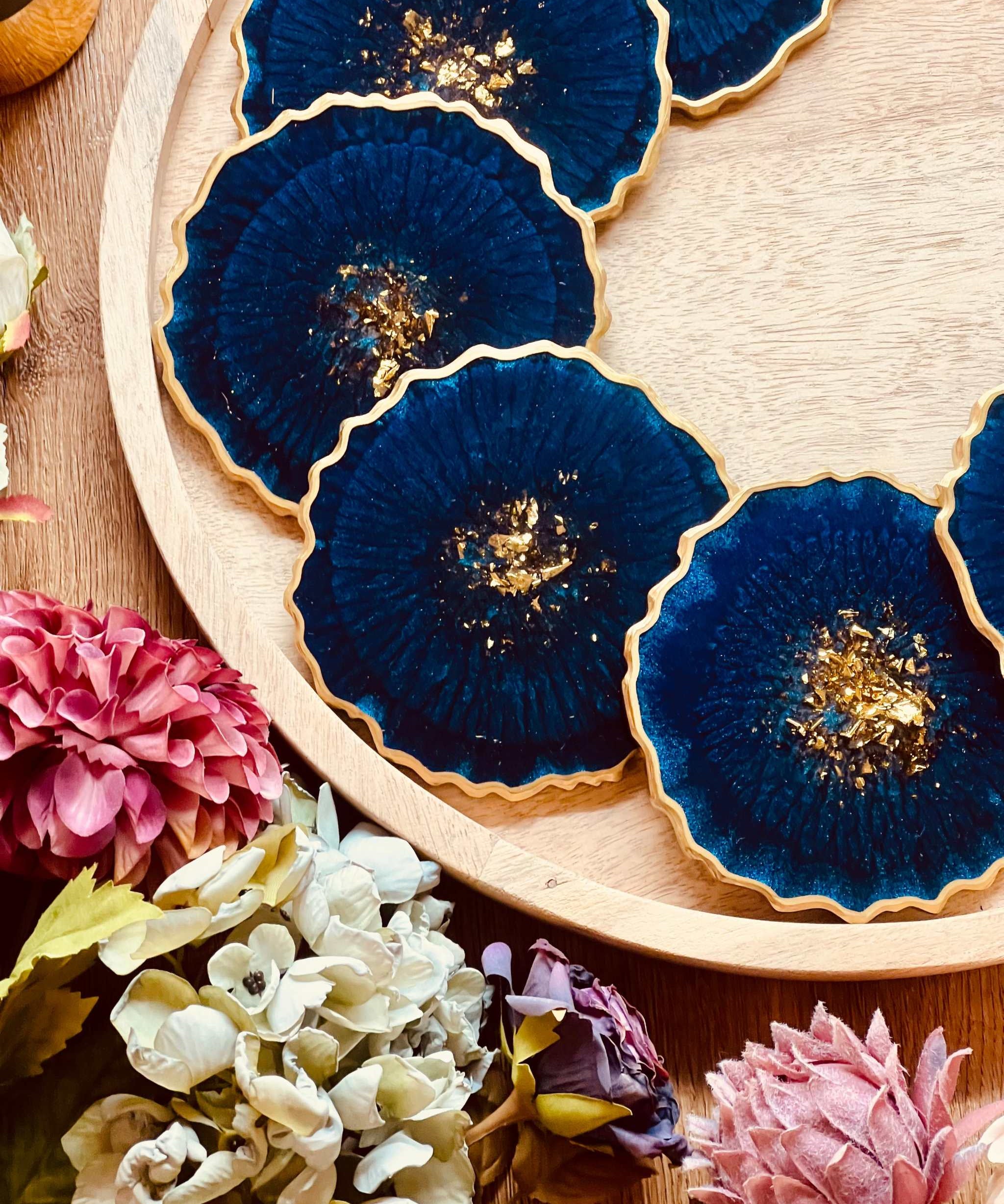 6 handgemachte blaue Resin Untersetzer mit goldenen Details auf Holztablett