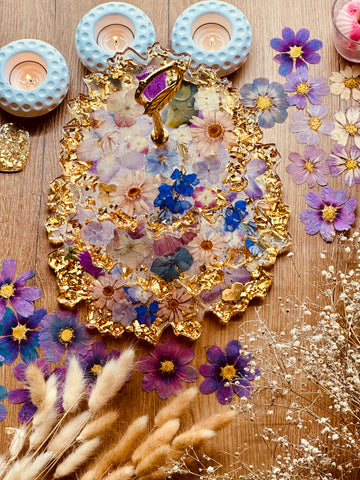 Etagere aus Resin mit getrockneten Blumen mit Gold