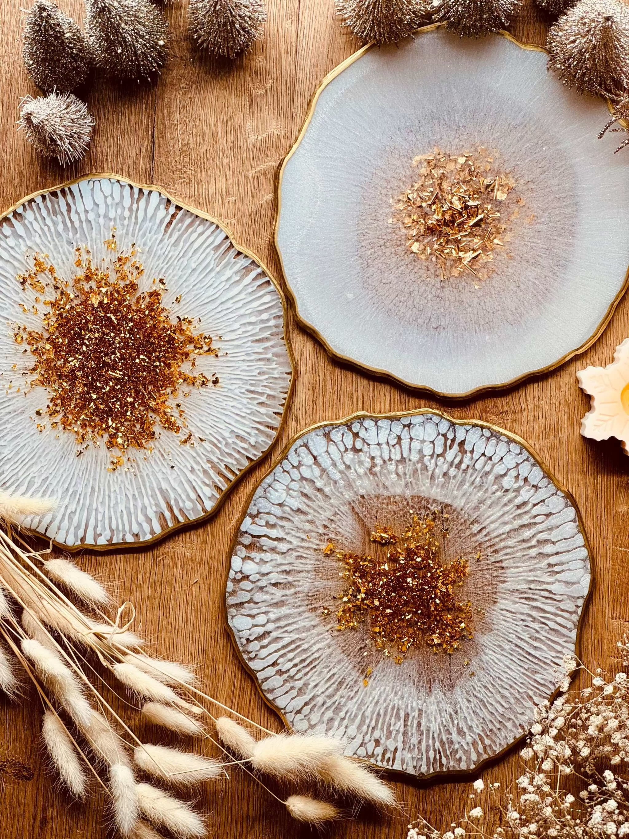 Rundes handgemachtes weißes Resin-Tablett mit goldenen Details und organischem Muster auf Holztisch