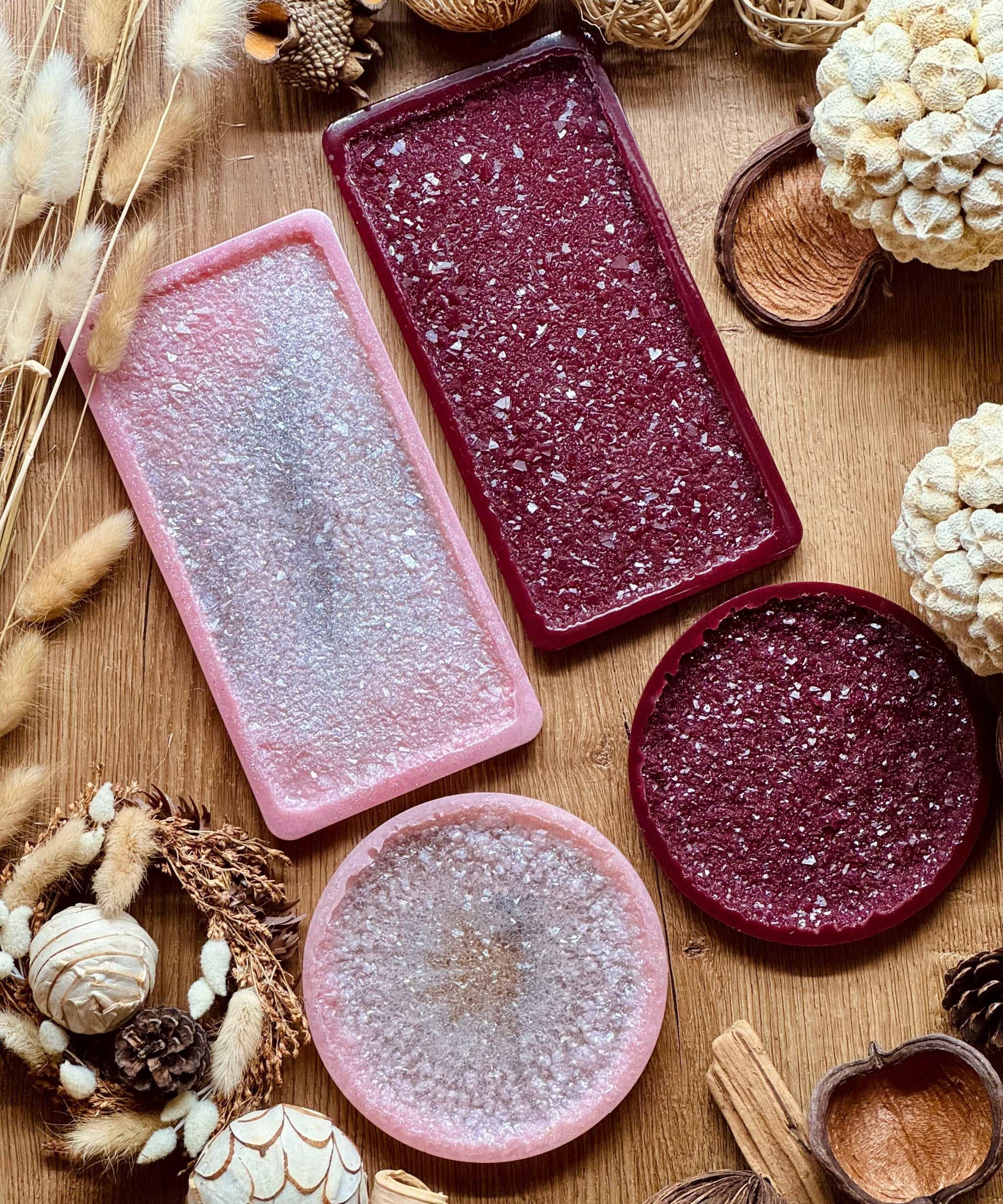Tablett Set aus Resin mit druzy Edelstein Optik in Pink und Bordeaux, handgefertigt, rechteckig und rund, dekorativ auf Holztisch mit Trockenblumen und Dekoelementen