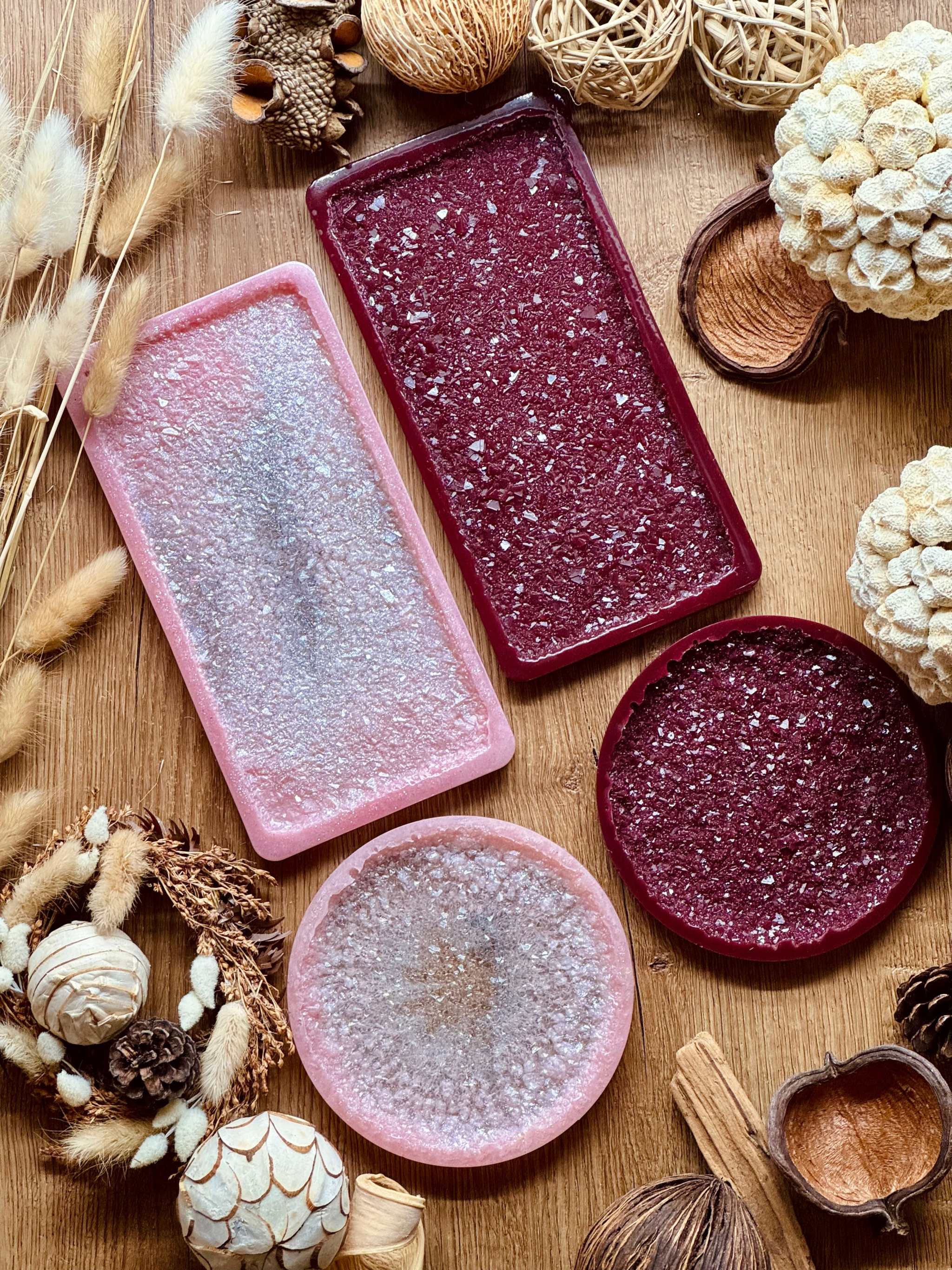 Tablett Set aus Resin mit druzy Edelstein Optik in Pink und Bordeaux, handgefertigt, rechteckig und rund, dekorativ auf Holztisch mit Trockenblumen und Dekoelementen