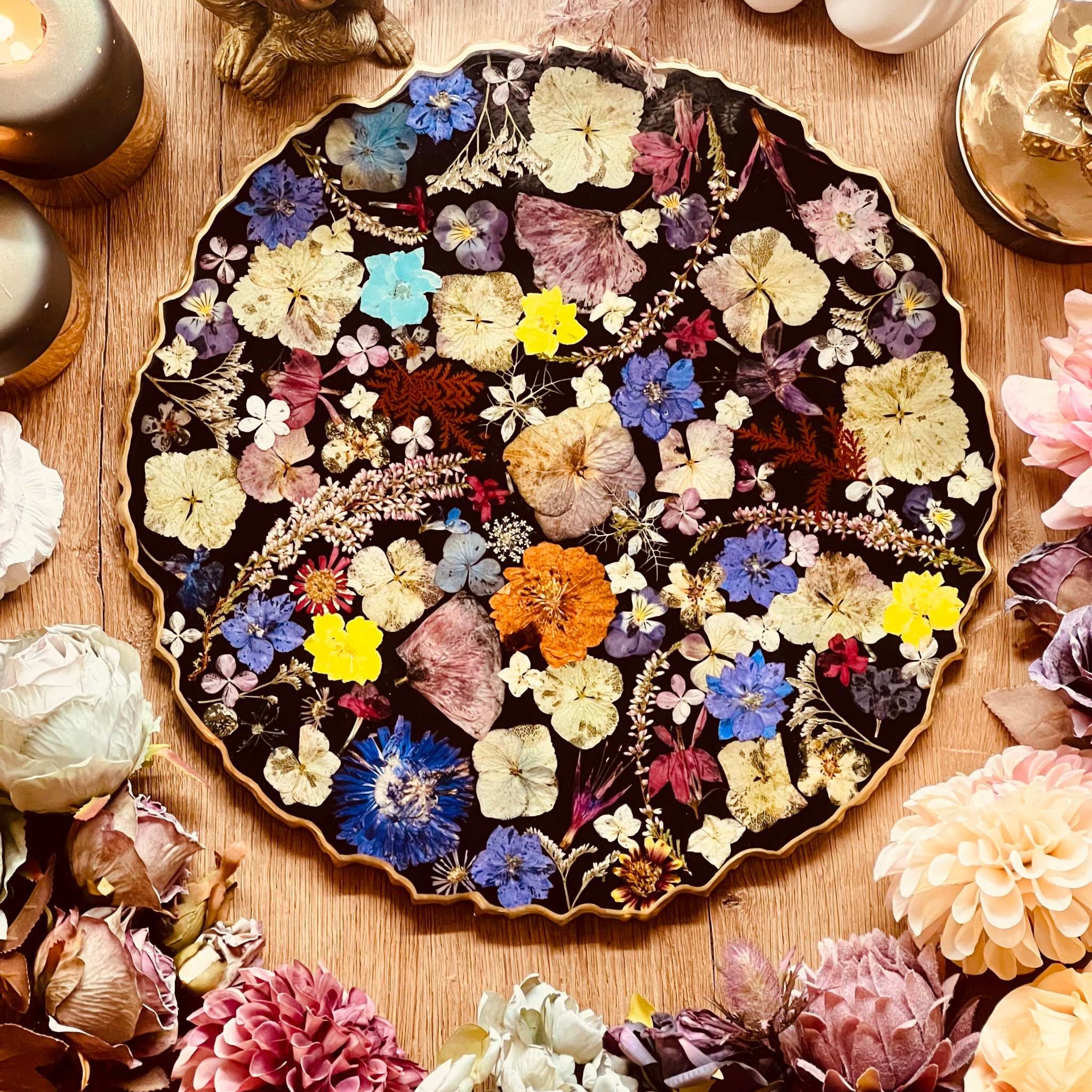 Tablett aus Resin in Schwarz mit bunten Blumen und goldenen Details