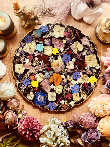 Tablett aus Resin in Schwarz mit bunten Blumen und goldenen Details