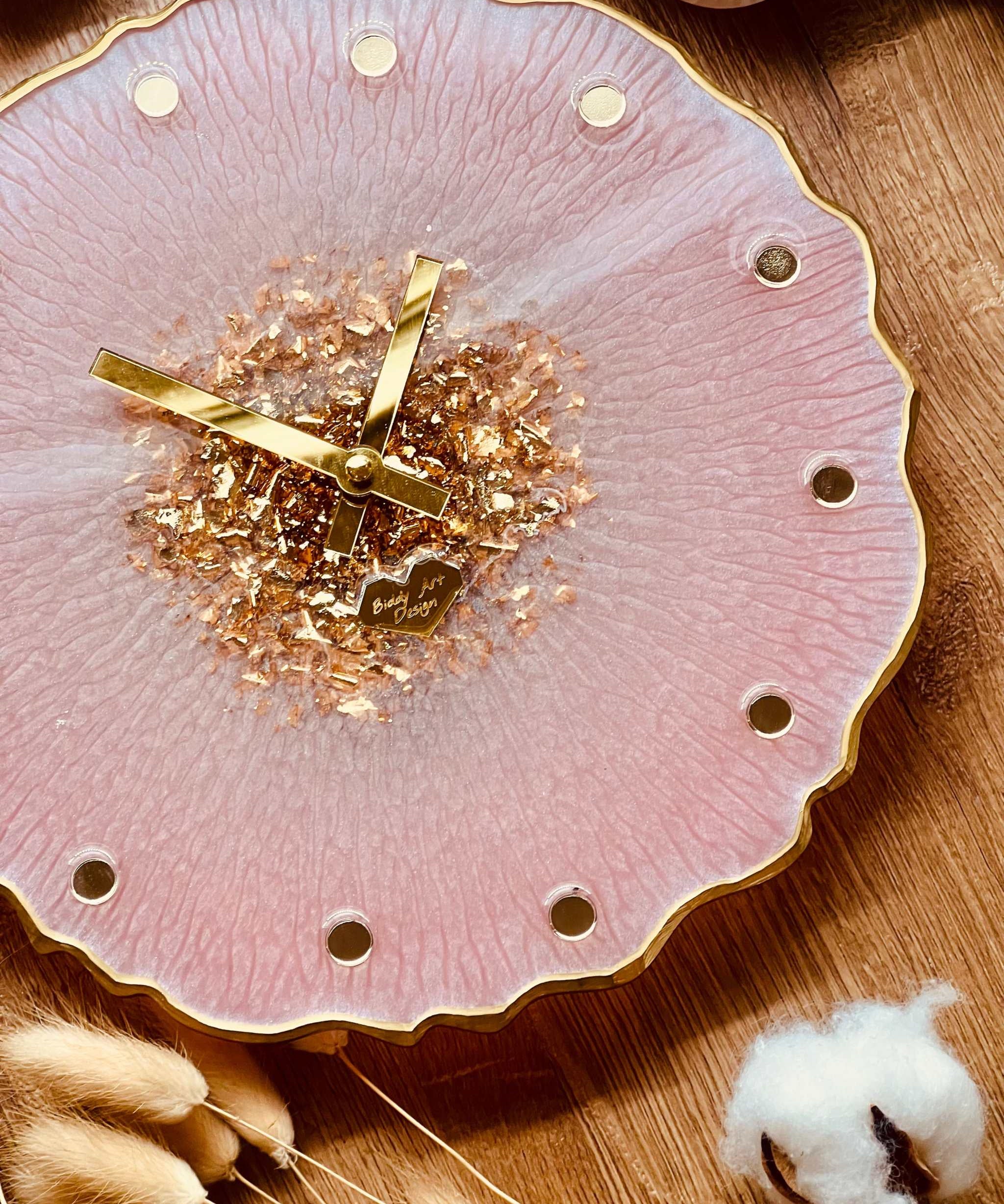 rosa handgefertigte Resin Uhr mit goldenen Details und geschwungenem Rand
