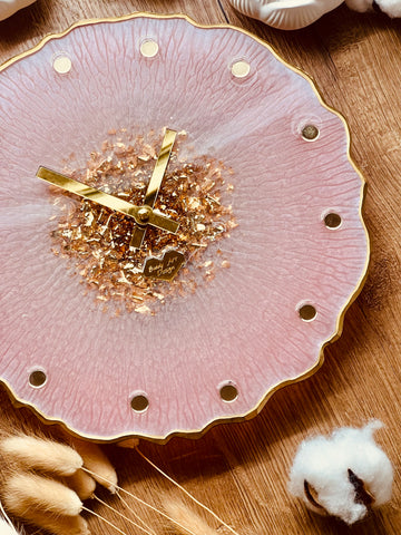 Resin Uhr in Rosa mit Goldenen Details