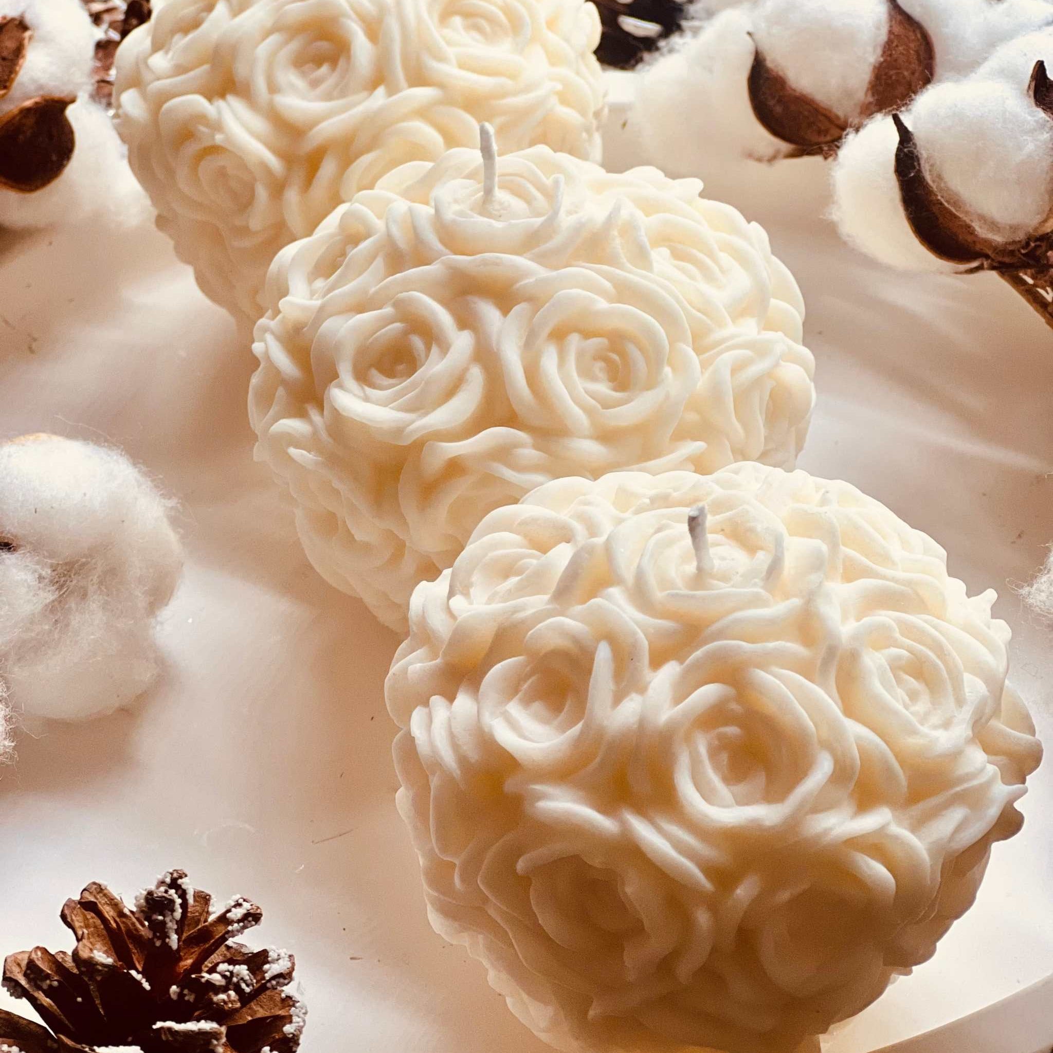 Handgefertigte Rapswachskerze in romantischer Rosenform, vegan und umweltfreundlich – ein wunderschönes Geschenk für besondere Anlässe.