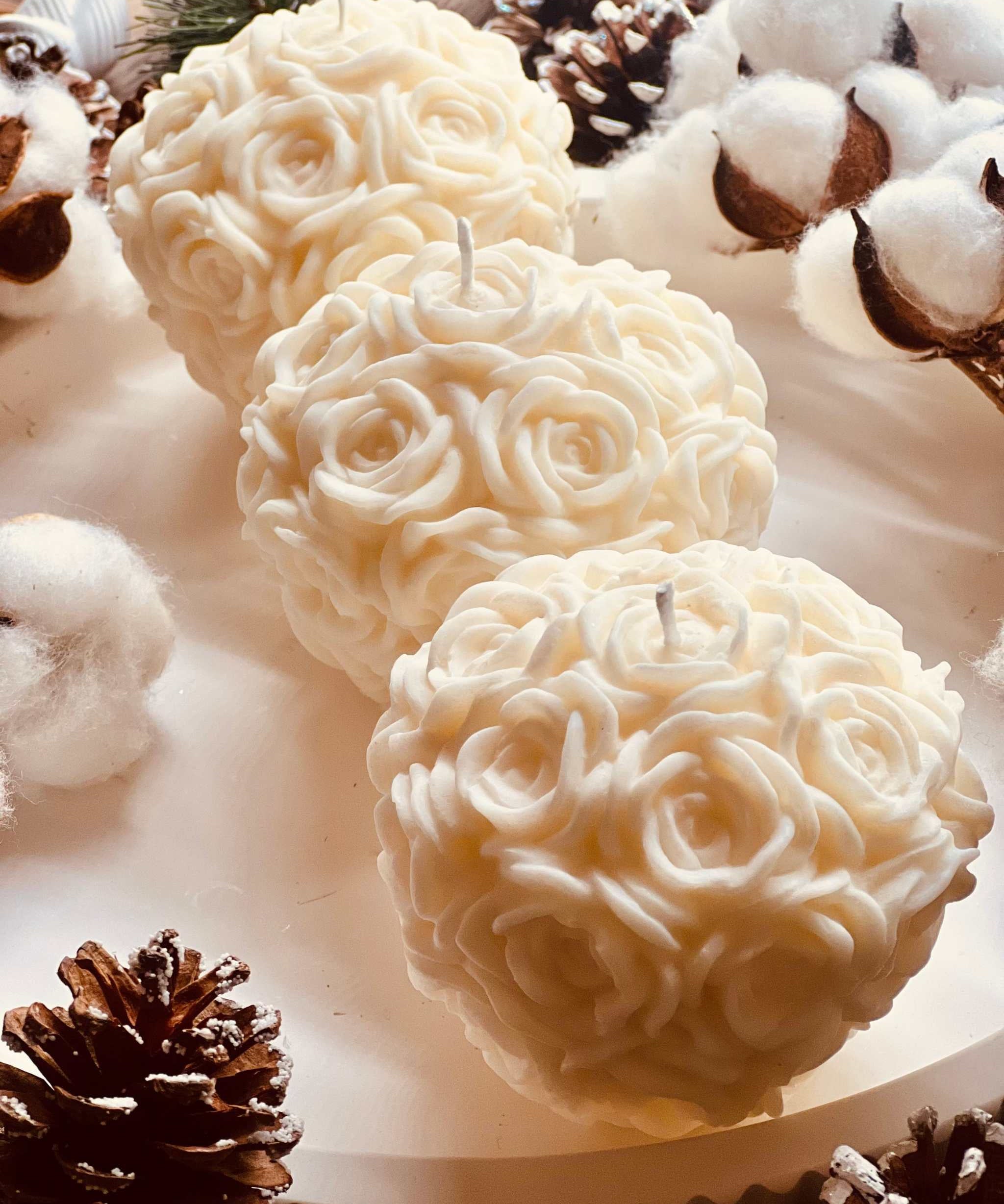 Handgefertigte Rapswachskerze in romantischer Rosenform, vegan und umweltfreundlich – ein wunderschönes Geschenk für besondere Anlässe.