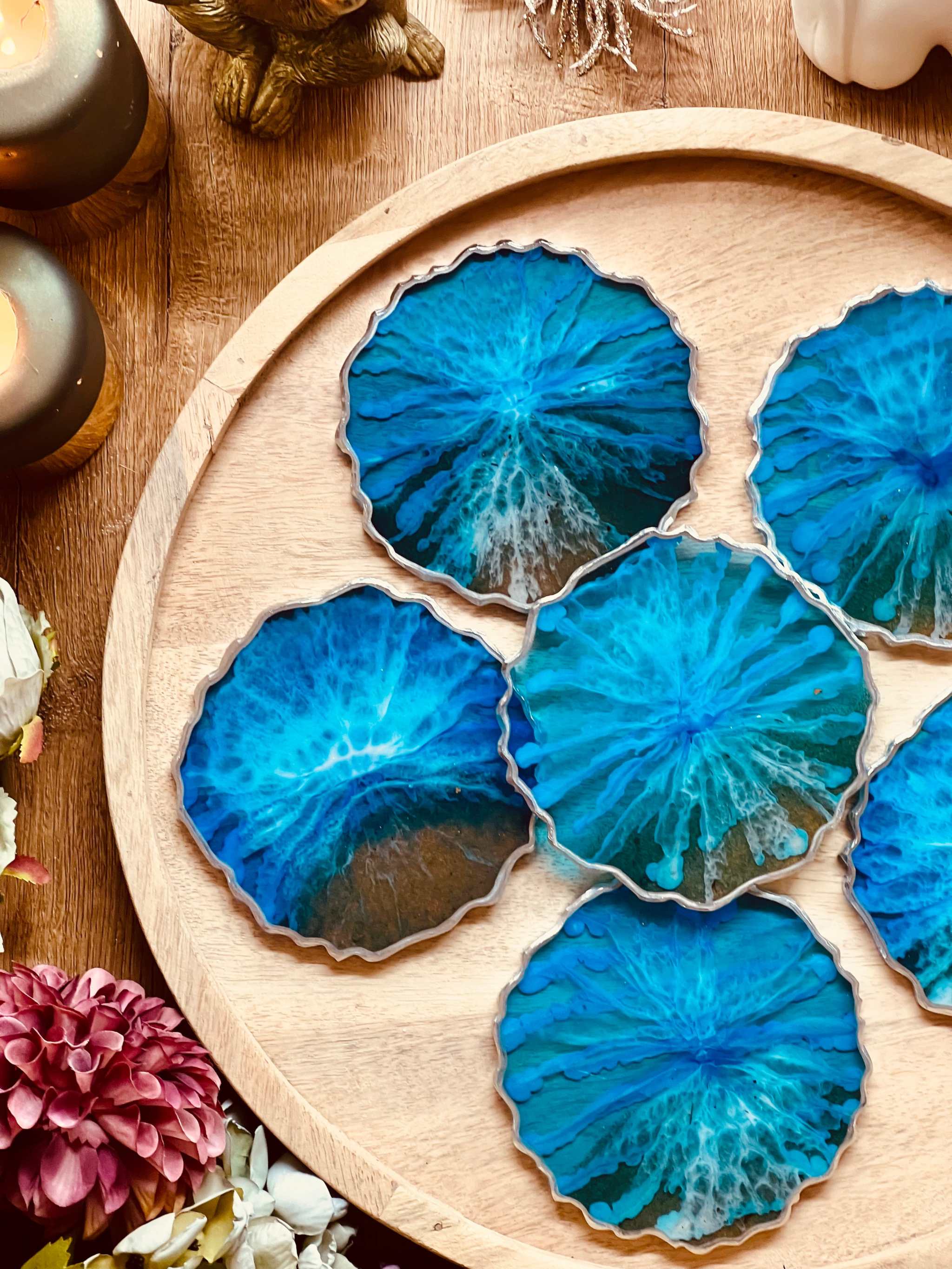 6 blaue Untersetzer aus Resin mit silbernen Details im Ocean Design auf Holztablett