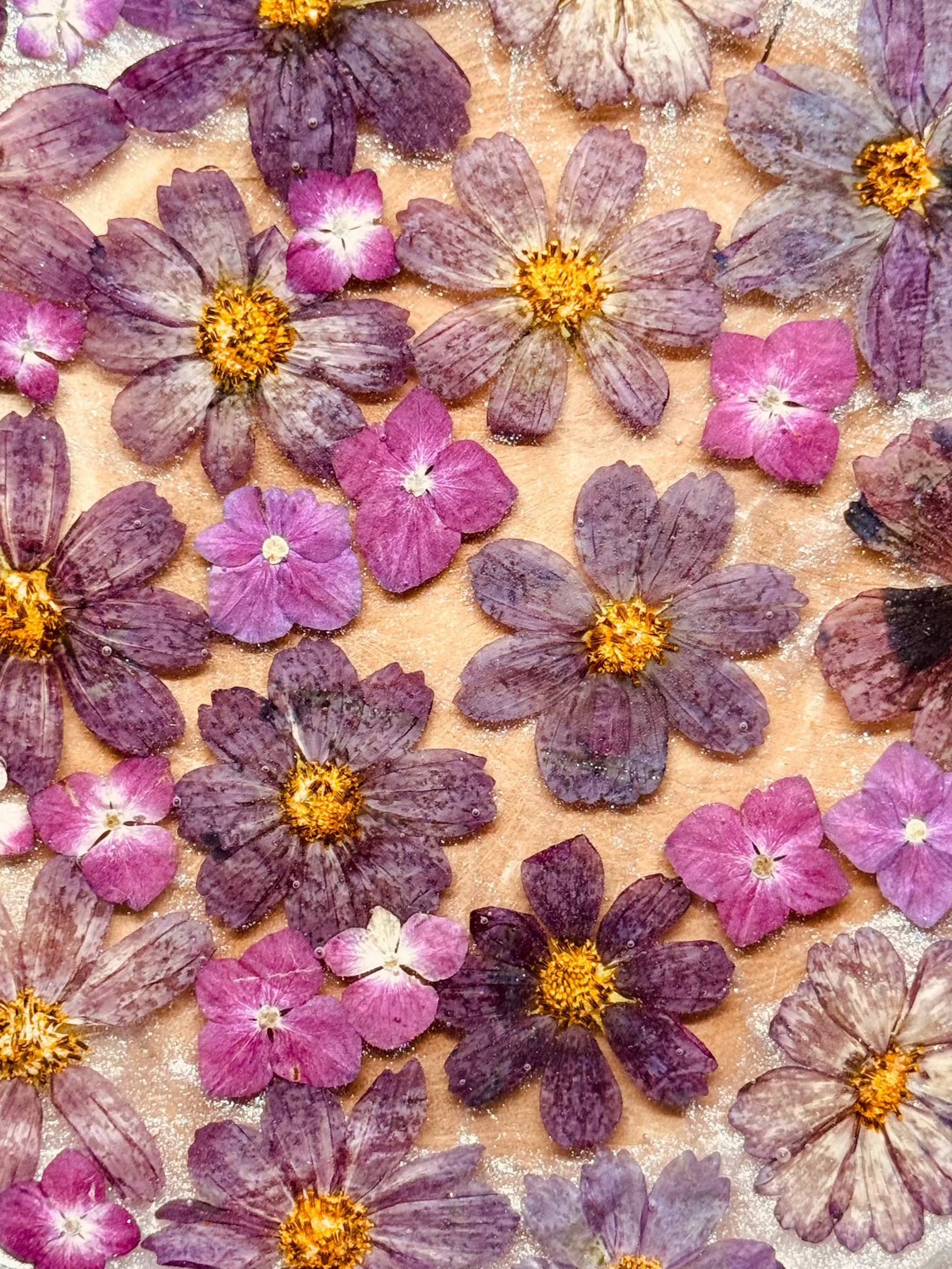 Tablett aus Resin mit eingebetteten lila Blüten und silbernen Details, handgemacht, ca. 23 cm groß