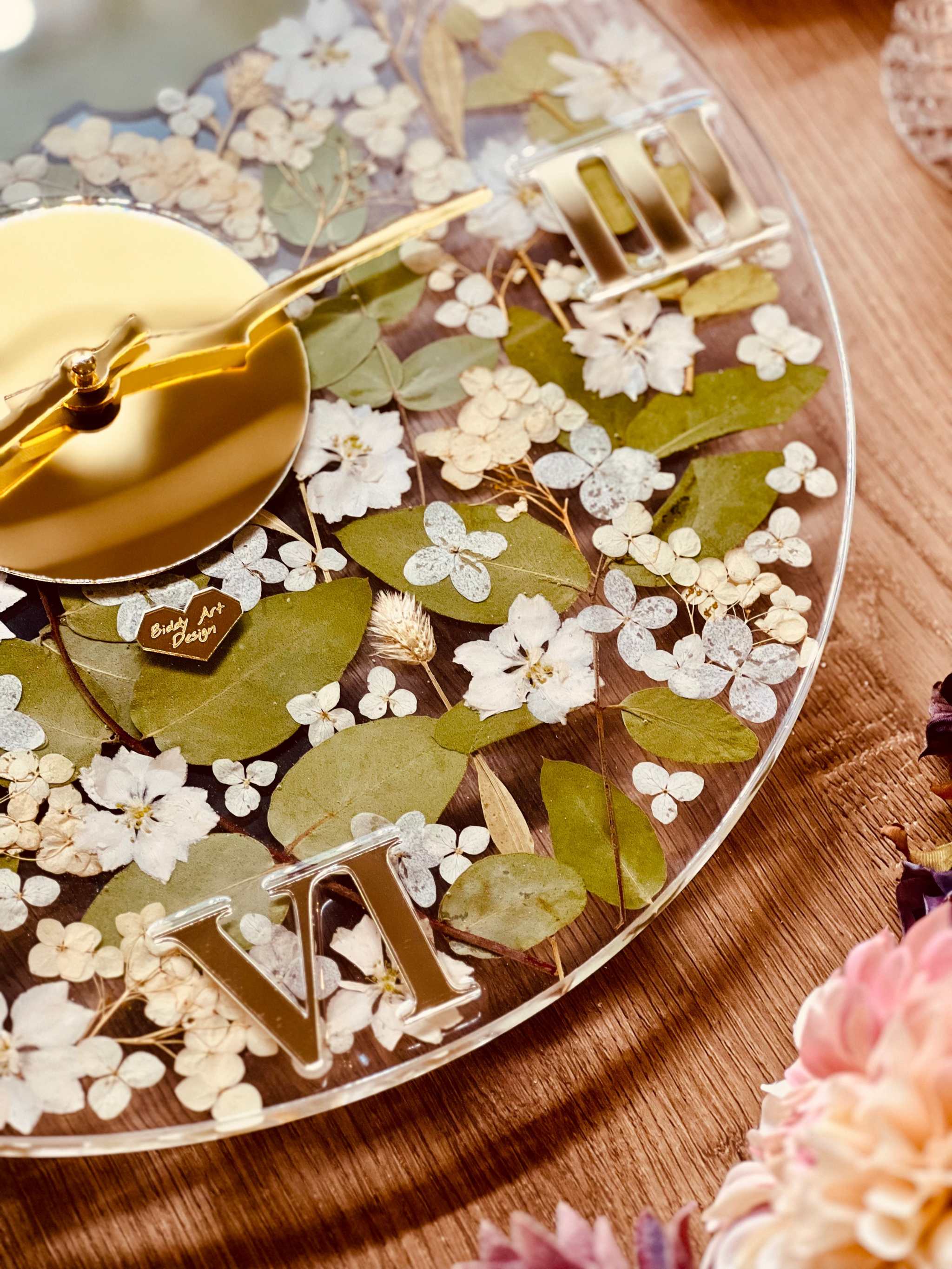 handgemachte Resin Uhr mit getrocknetem Eukalyptus, Blumen und Hortensien, transparente Wanduhr, 35 cm Durchmesser, einzigartige florale Dekouhr