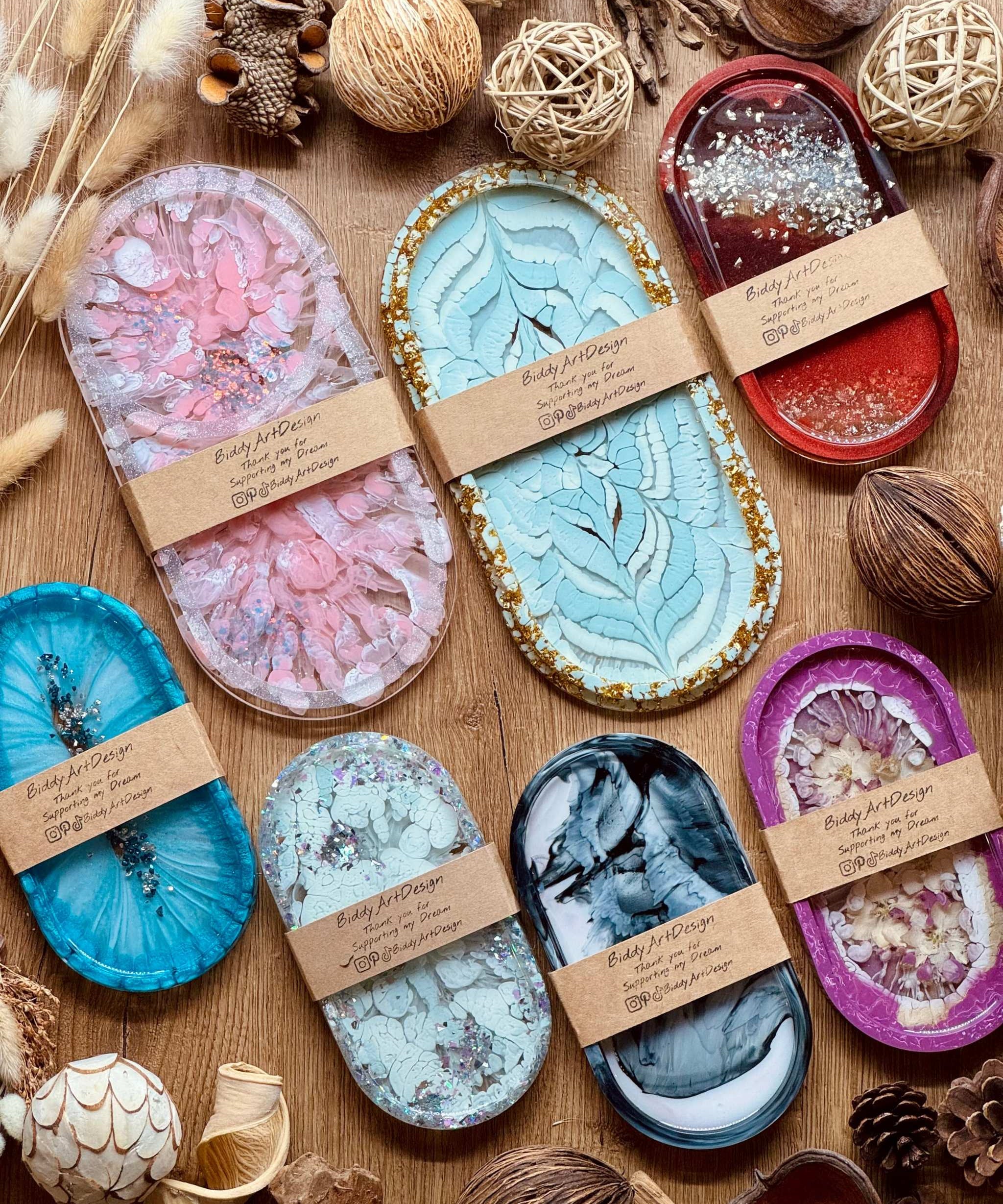 bunte handgemachte Schmuckschalen aus Resin in verschiedenen Designs als Dekoration und Geschenk