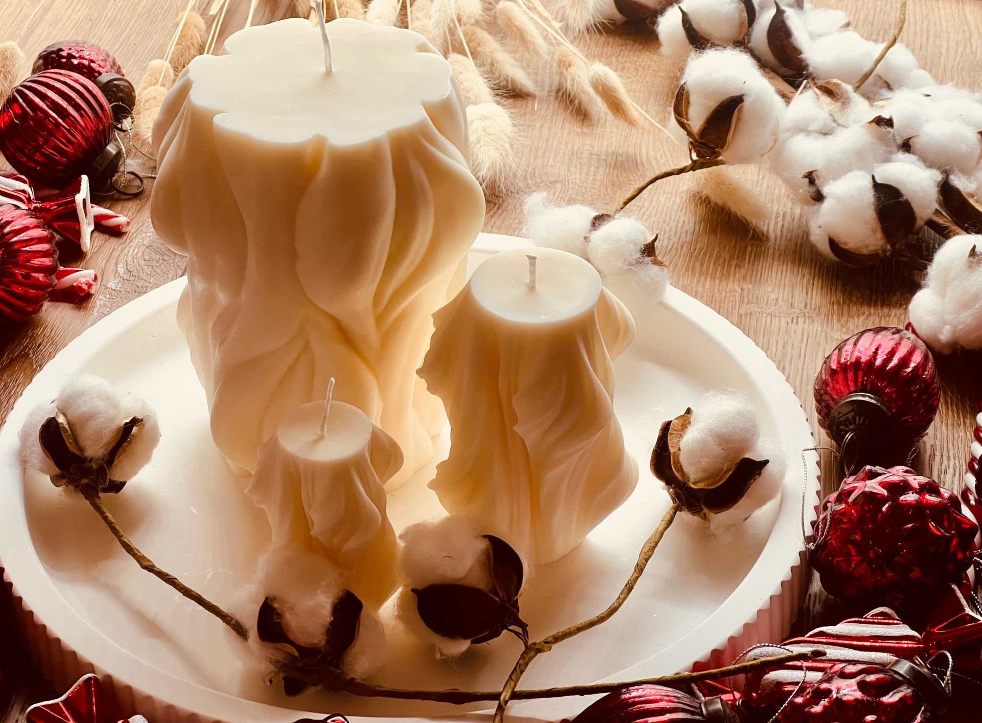 Handgegossene Kerze aus Rapswachs in kreativer Form – ein umweltfreundliches, veganes Geschenk für jede Gelegenheit. Die Kerzen werden mit handgemachten, weissen Tabletts aus Giesskeramik zum Blickfang.