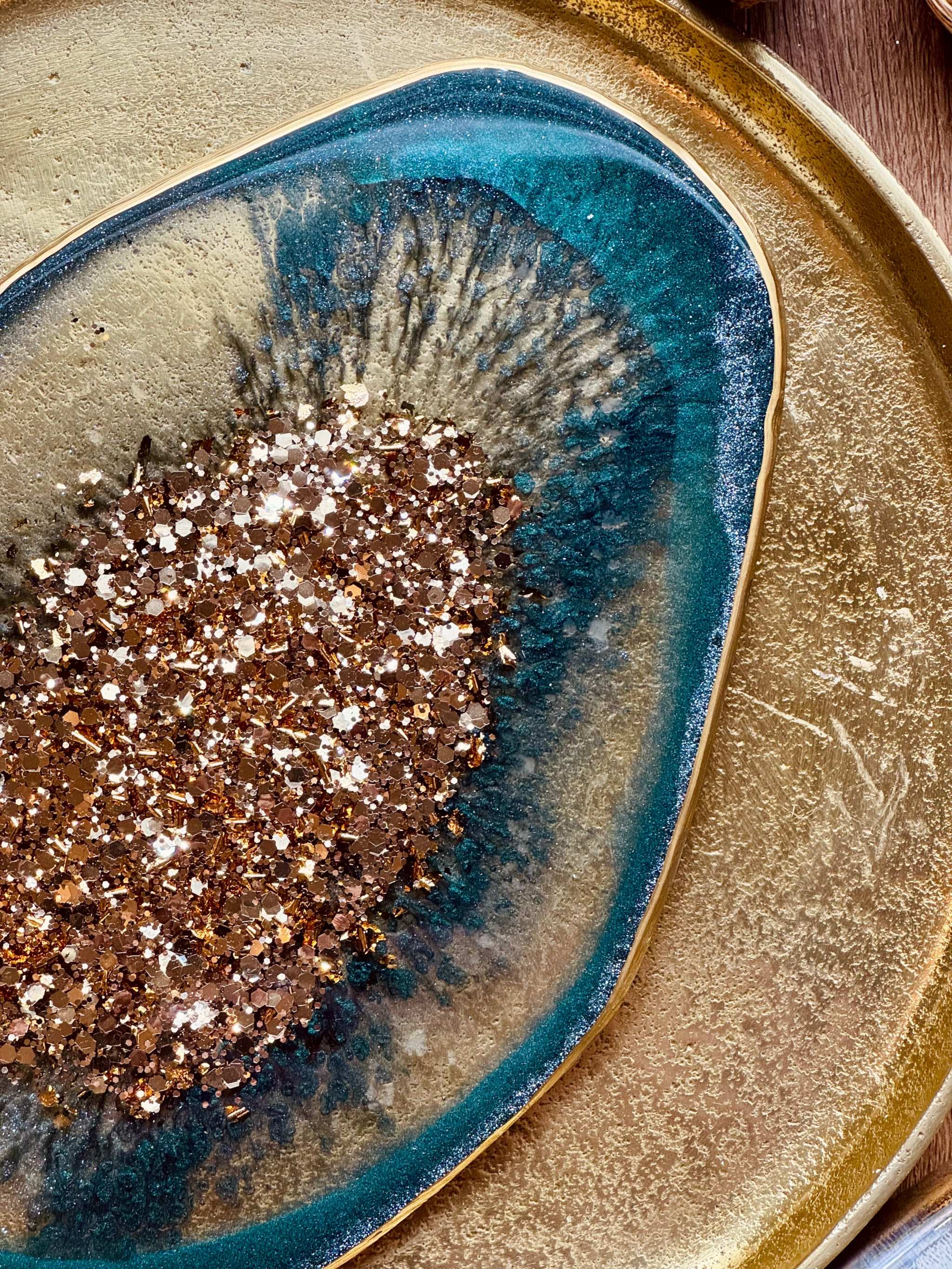 handgemachtes Tablett aus Resin in grün mit goldenen Details und glänzender Oberfläche