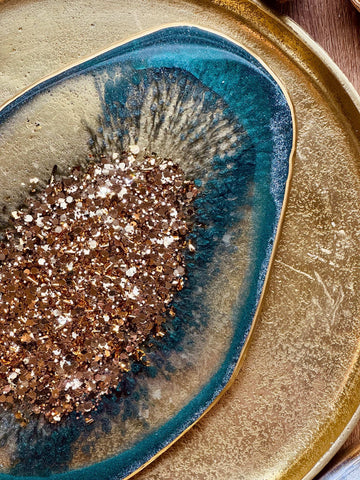 Tablett aus Resin in grün mit goldenen Details