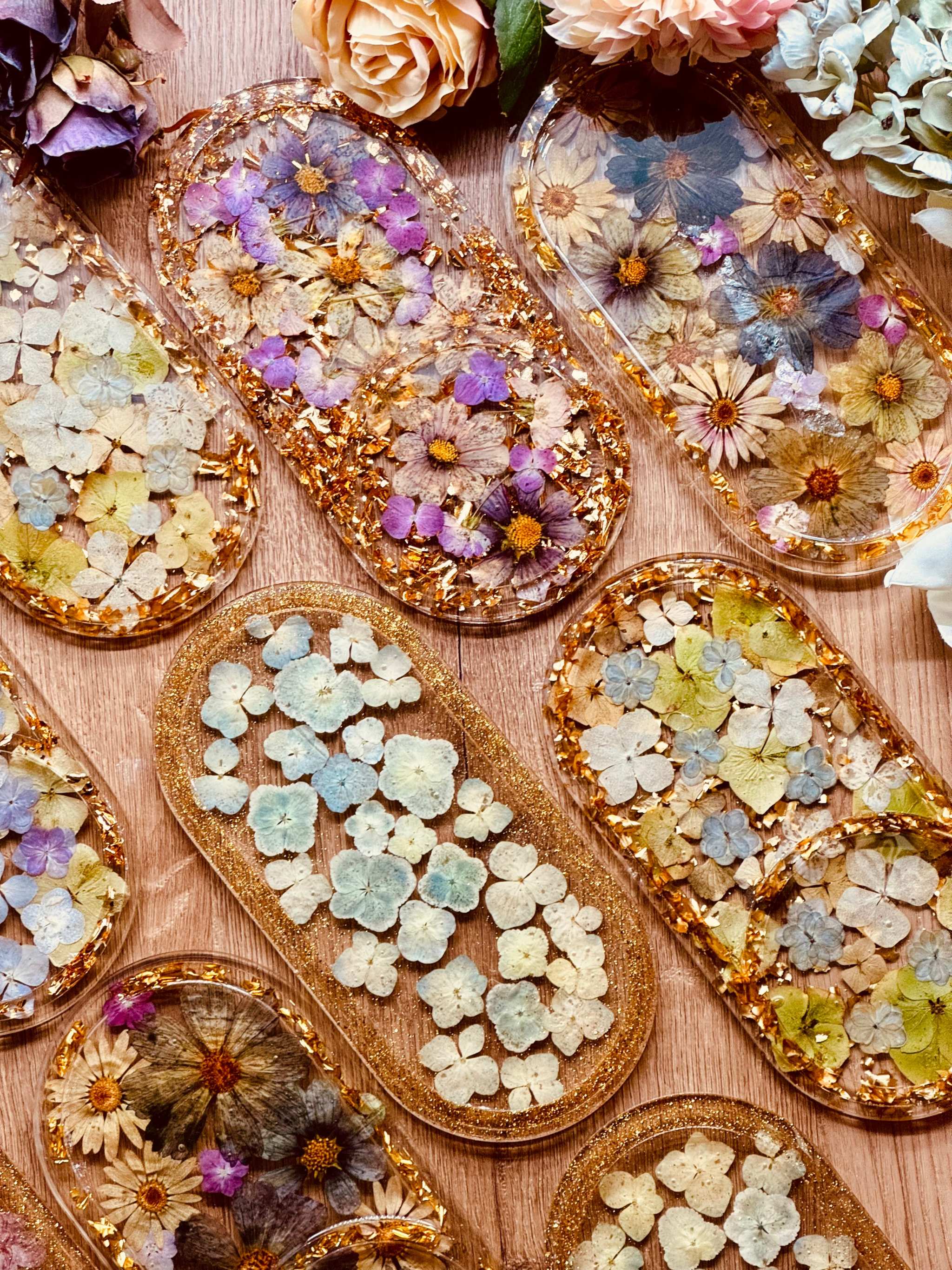 handgemachte schmuckschalen aus resin mit gold und getrockneten blüten als einzigartige deko und geschenkidee