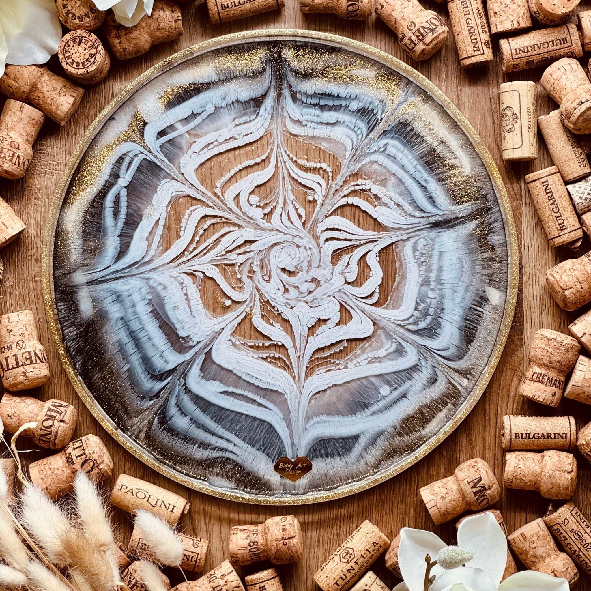 Tablett aus Resin in Schwarz Weiss mit goldenen Details