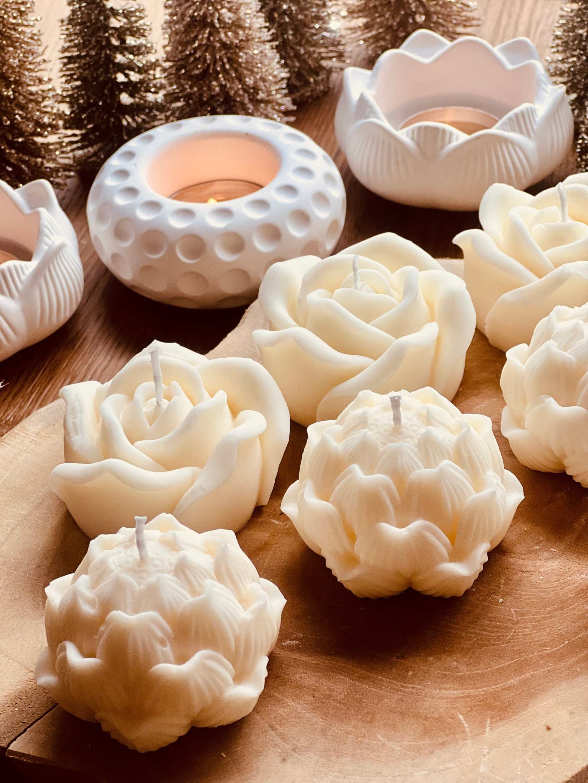 
Handgegossene Rapswachskerze in edler Blumenform, vegan und dekorativ – das perfekte Geschenk für Blumenliebhaber und umweltbewusste Deko.