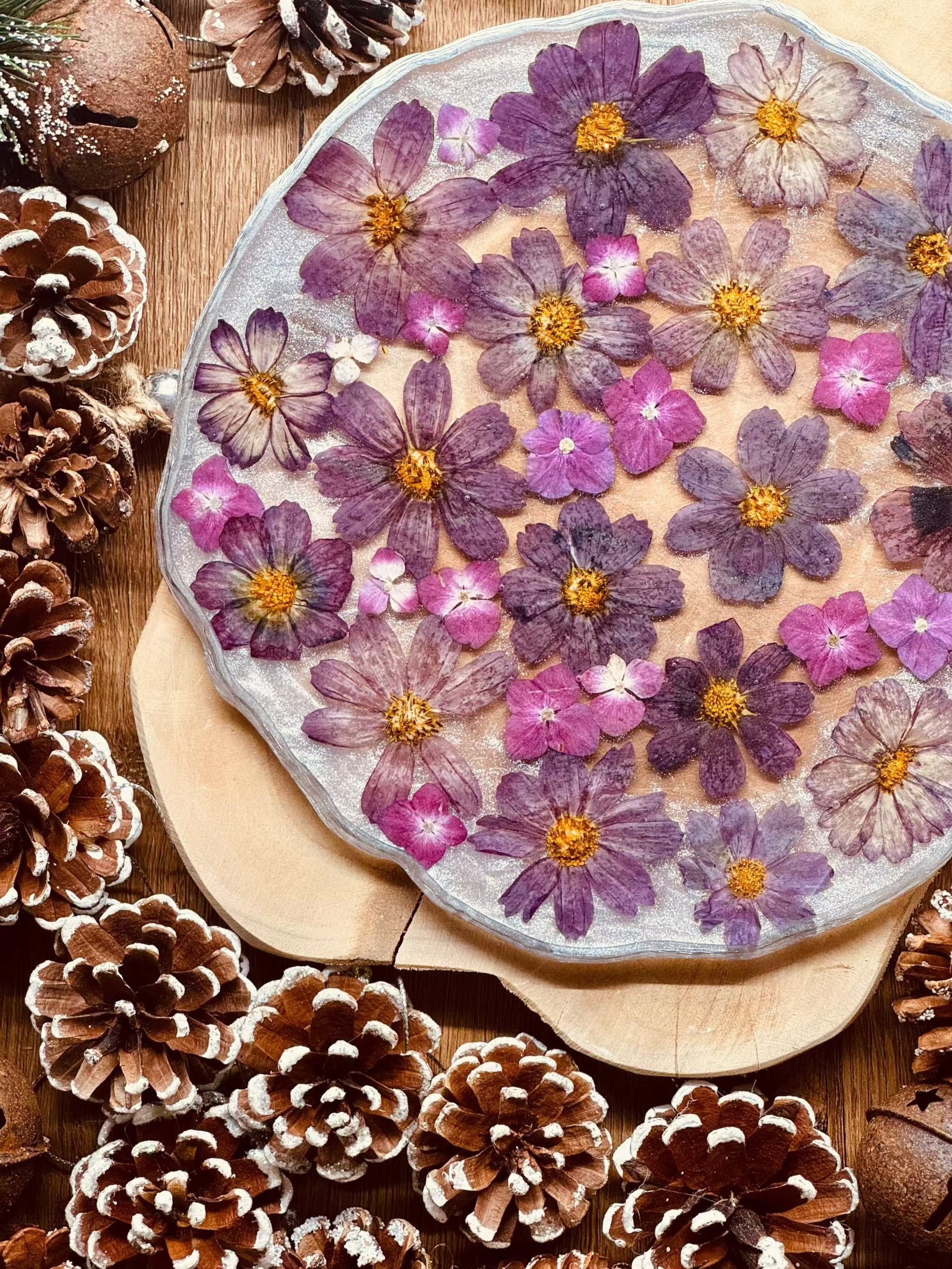 Handgefertigtes Tablett aus Resin mit eingebetteten Hortensienblüten und silbernen Details, ca. 23 cm groß.
