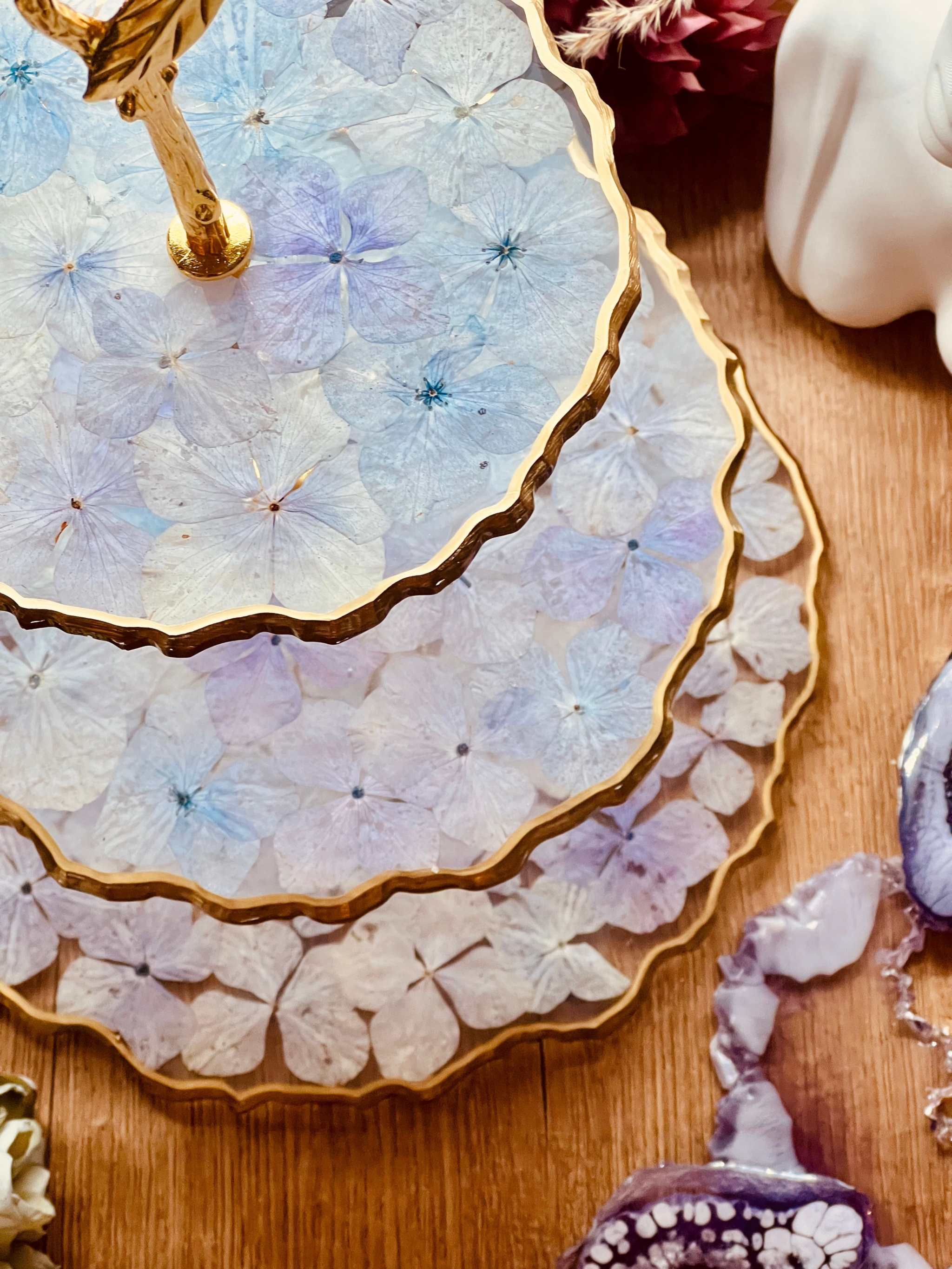Violett getrocknete Blumen Hortensien auf mehrschichtigem Untersetzer, perfekt für DIY-Projekte.