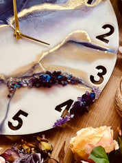Handgefertigte Resin Uhr in Weiß, Lila und Gold mit Kristallen im Geode Art Look, 40 cm Durchmesser.