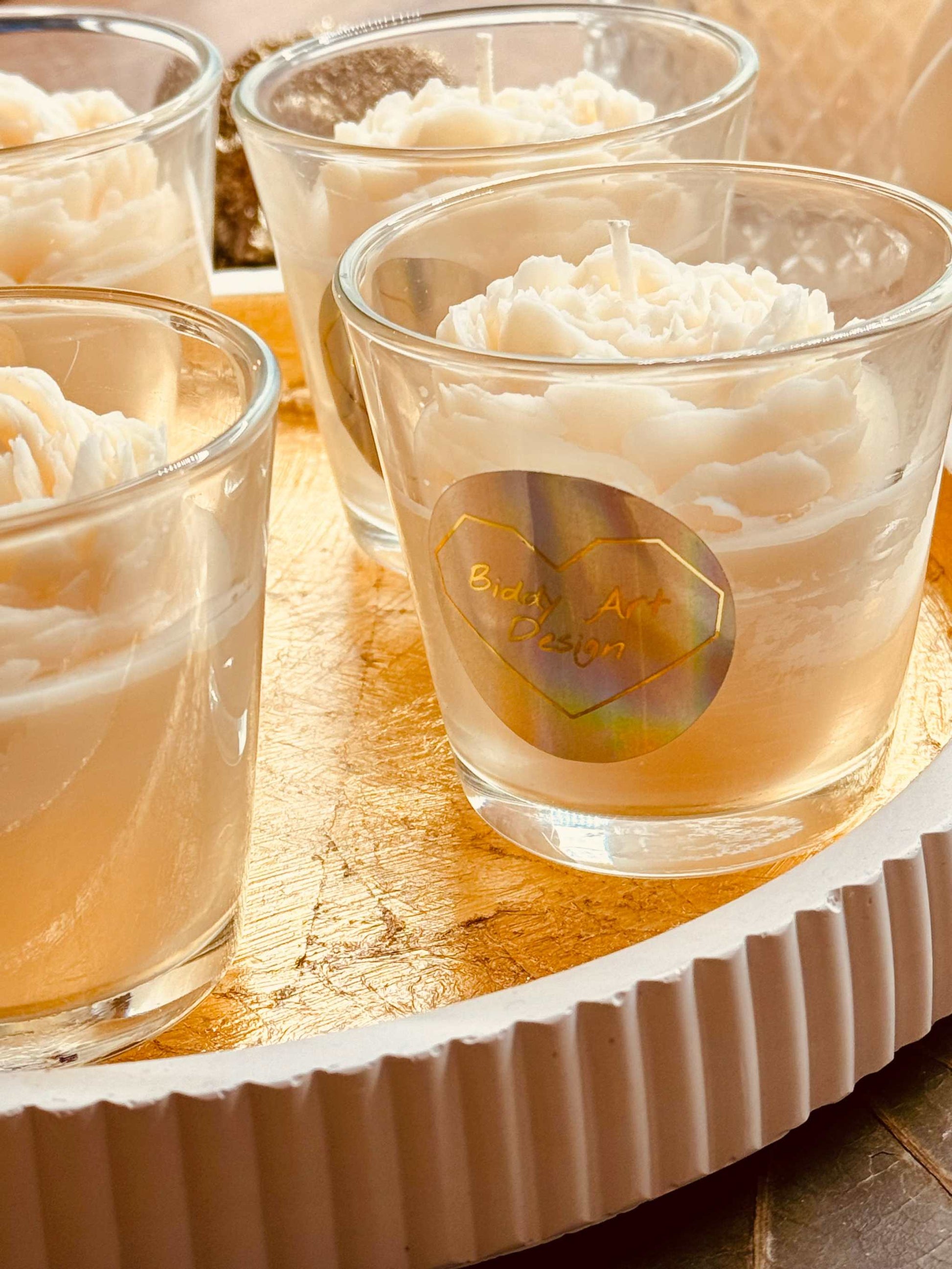 
Luxuriöse Duftkerze im Glas mit Wachsrose als Highlight – perfekt als dekoratives Geschenk und eleganter Raumakzent