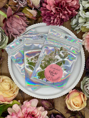 Schön verpackte, handgetrocknete Blumen, perfekt für Kunstprojekte und als kreatives Bastelzubehör, mit nachhaltigem Flair. Dekorative Verpackung mit handverlesenen Blumen, ideal für DIY-Projekte oder als kreatives Kunstzubehör.
